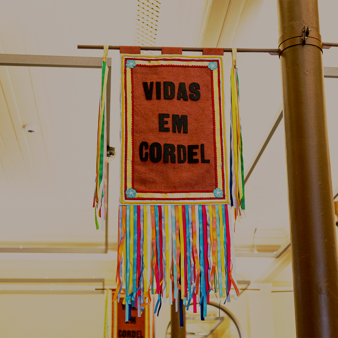 Estandarte escrito Vidas em Cordel pendurado na exposição em Parelheiros