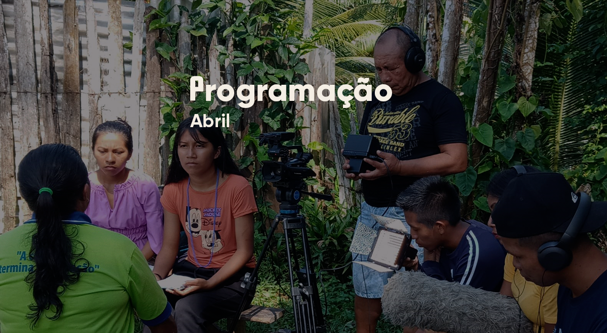 Pessoas sentadas conversando com um filtro escuro na foto. Está escrito: Programação abril".