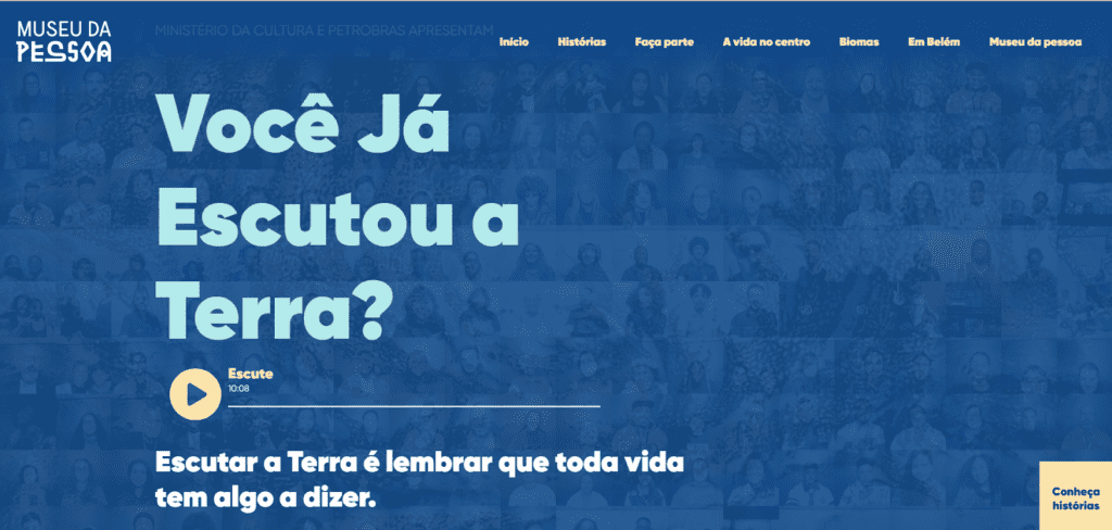 Print da exposição digital, ao fundo tem fotos de pessoas em uma transparência azul. Está escrito: Você Já Escutou a Terra?