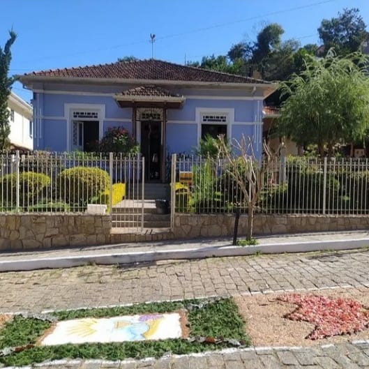 Ele, que antes passava o dia todo fora (quando não estava na Santa Casa de Pouso Alto, que foi mais casa dele do que a nossa casa mesmo, estava pelos bairros da cidade), a partir daí... precisou ficar mais recluso. No início, ele sofreu muito por isso, mas, passados os anos, aprendeu a apreciar o jardim da nossa casa, assistir à missa pela televisão...