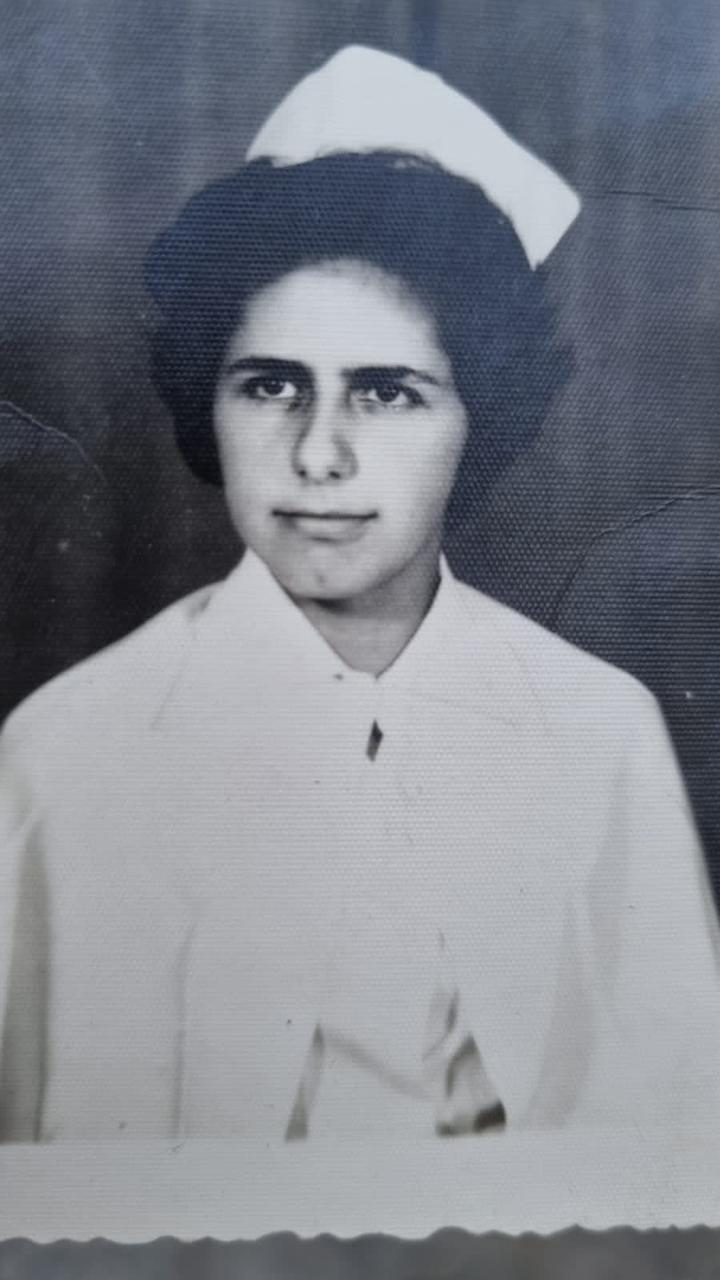 Maria de Lourdes exercendo sua profissão de enfermeira.