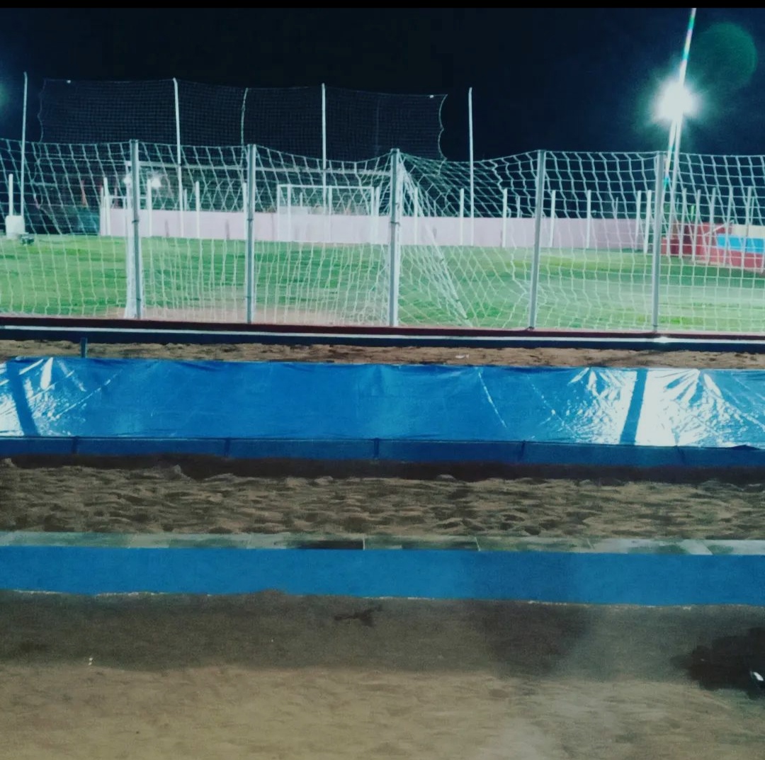 Aqui é uma escolinha de futebol onde a maioria dos meninos e meninas treinam juntos.