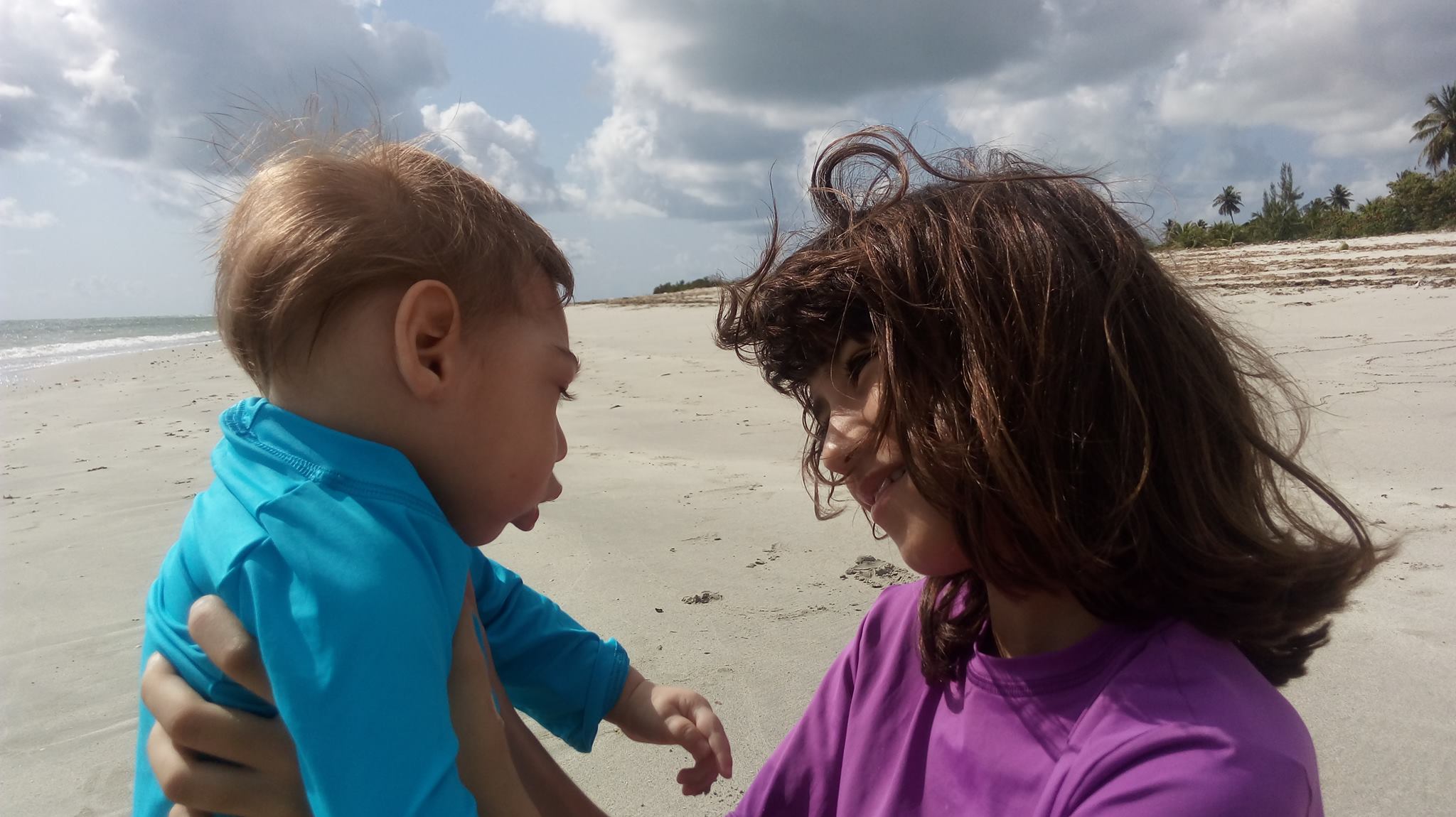 Felipe logo foi conhecer a praia. Na foto, com a irmã mais velha