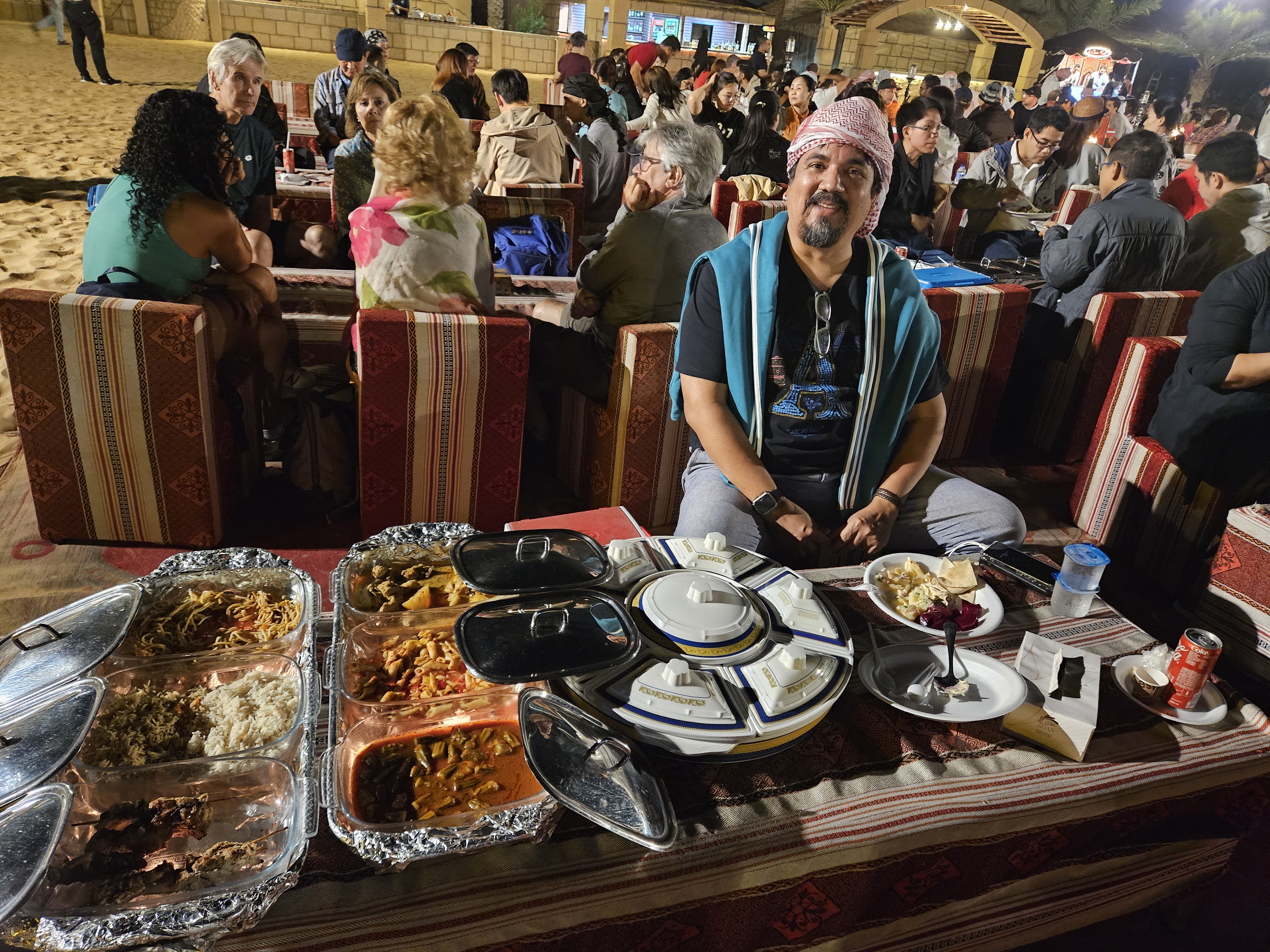 Jantar servido no acampamento beduíno no deserto de Dubai.