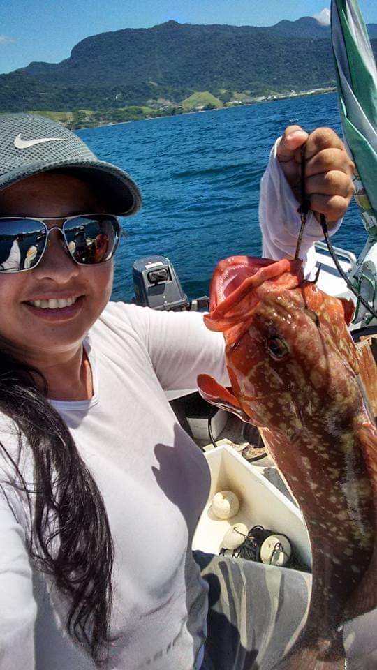 Eu e meu pai meu pai pescando no canal de ilhabela,  foi uma bom dia de pesca 