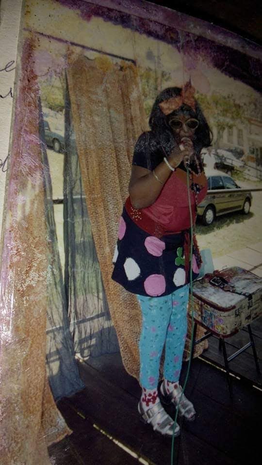 Depois dos cursos de contação de história uma das primeiras personagens essa é a Maricota contanto histórias num evento em Passa Quatro MG 