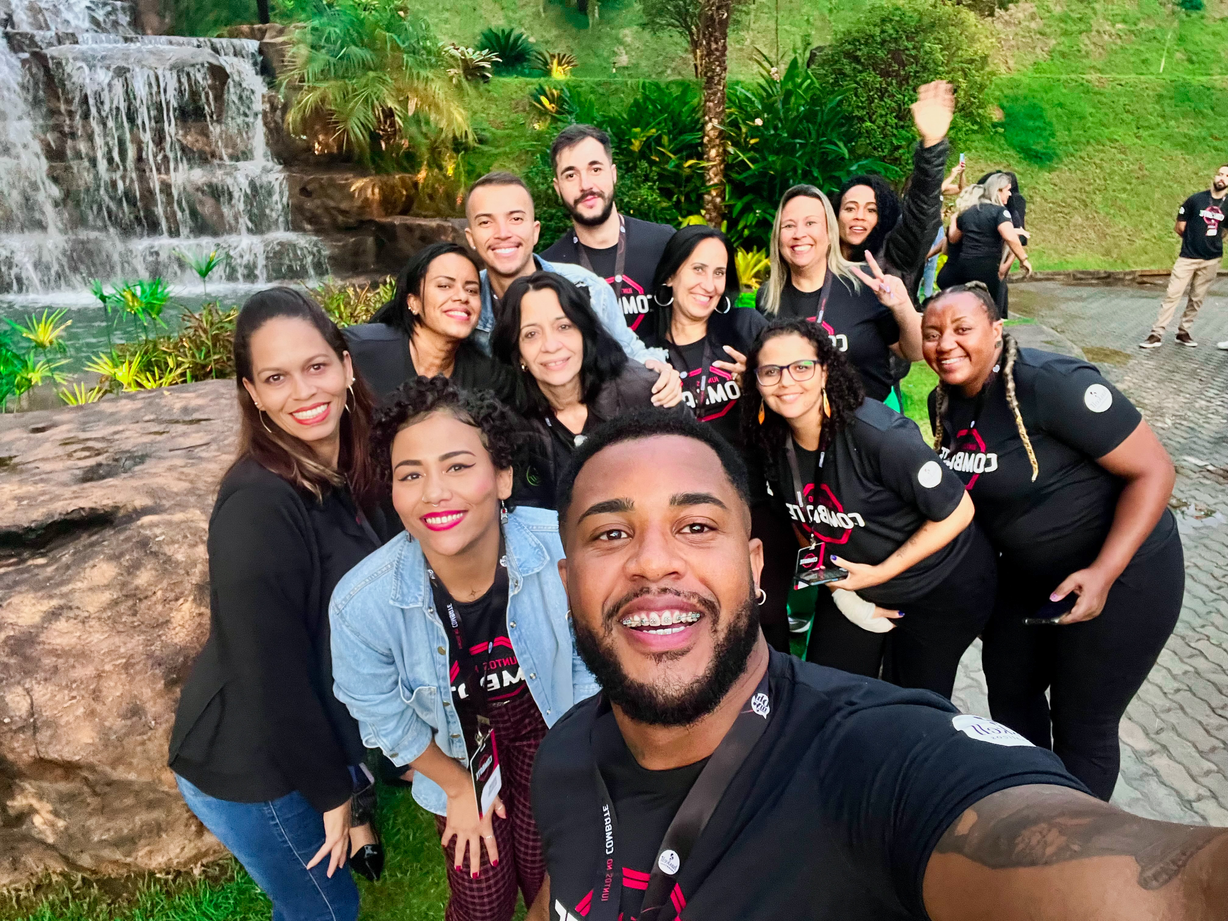 Essa foto reúne toda a equipe, onde nesse dia foi ministrada palestras motivacionais, dicas de vendas e entre outros! Momento de muito conhecimento. 
