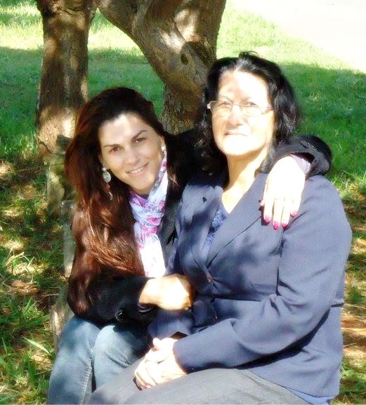 Com sua mãe Magnólia, que, diagnosticada com alzheimer, foi cuidada por ela com muito carinho e amor