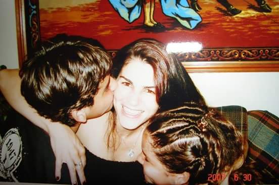 Com um sanduíche de carinho de seus filhos, Danton e Yasmin