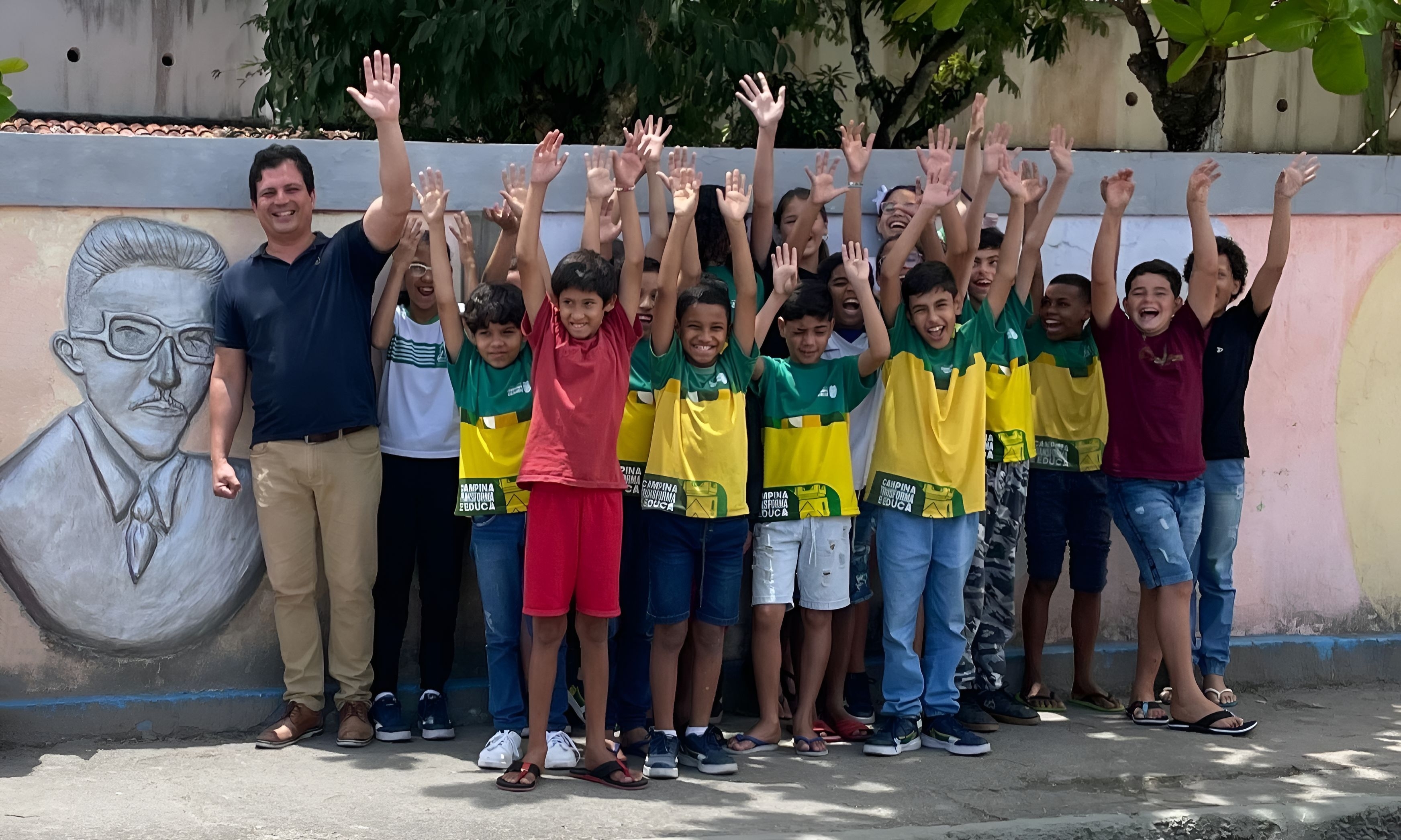 Visita de Félix Araújo Neto à EMEIF Félix Araújo, onde proferiu palestra proporcionando às turmas do 5º Ano um momento especial de aprendizado sobre a vida e obra de seu avô. A ação serviu de base, através de seu relato oral, juntamente com outras referências textuais, para a escrita da biografia aqui publicada. A visita foi uma verdadeira aula de história e inspiração, reforçando o vínculo dos alunos com o legado do patrono.