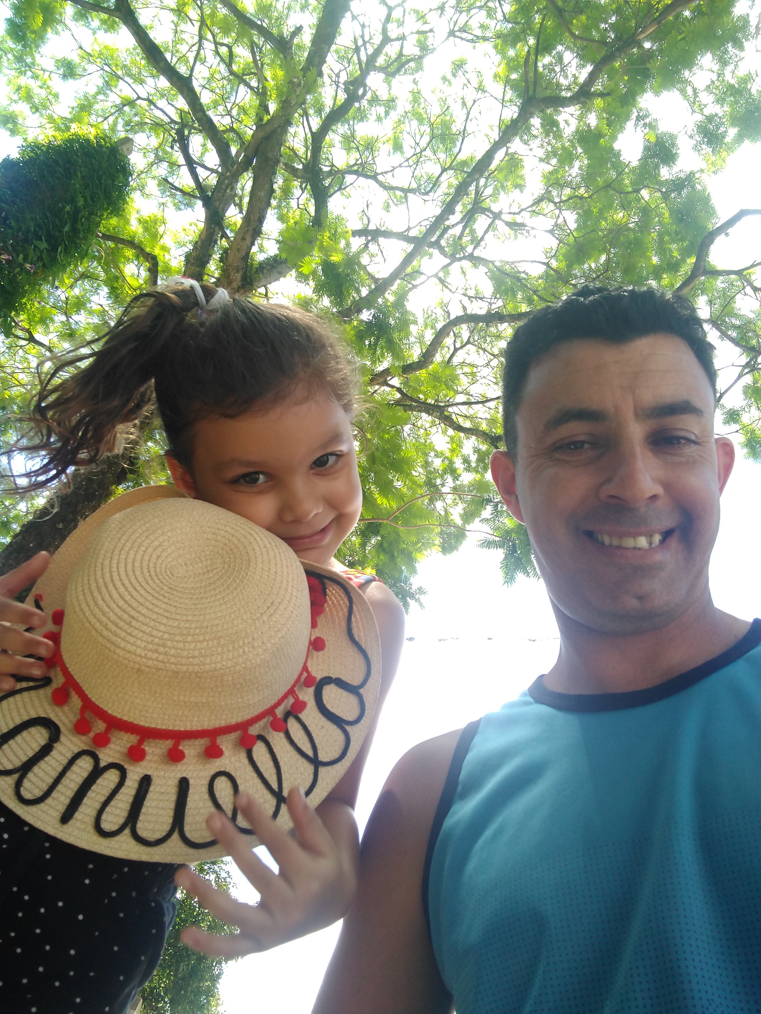 Todas as tardes papai me levava para caminhar e sentir o ventinho das árvores.  
Era nesse momento que ele contava histórias e tirava mtas fotos 