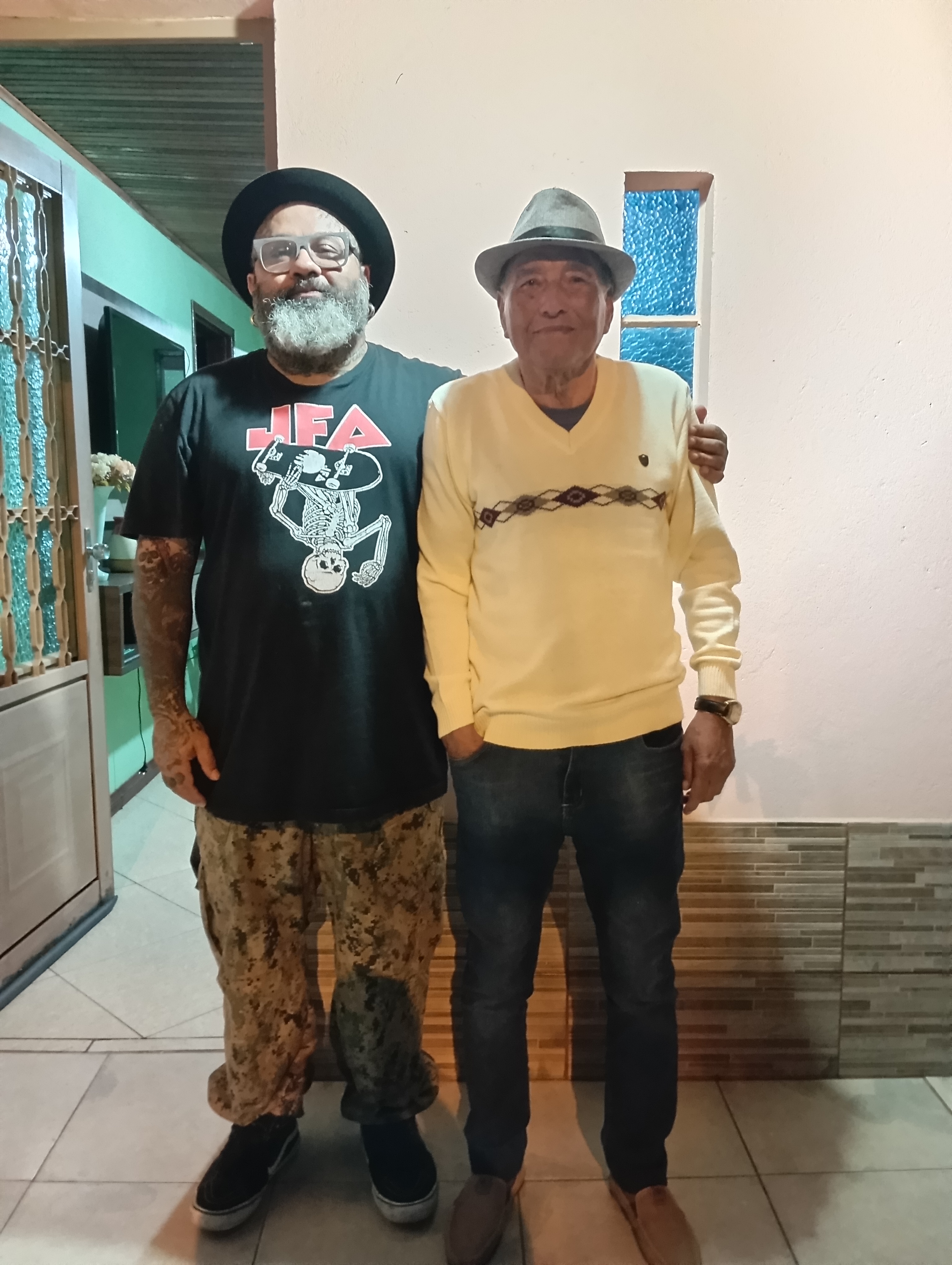 Meu pai biológico não me registrou, fui criado pelo senhor da foto o Samuel Felix,meu tio, padrinho e meu pai. Nessa foto no ano de 2024 em setembro completou 91 anos de idade.