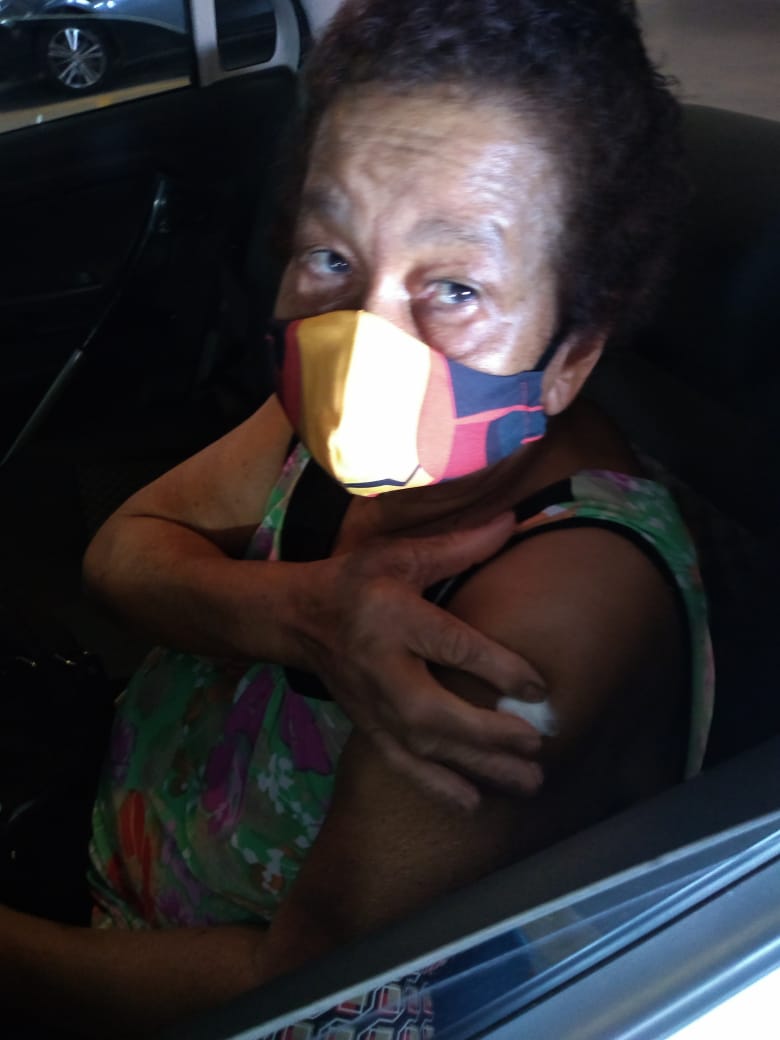 Vovó acabou de se proteger contra a covid