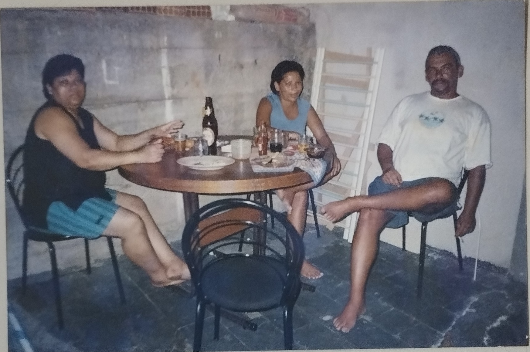 Reunidos para beber uma cerveja, dona zilma é a primeira, da esquerda para direita, vestindo uma blusa preta. 