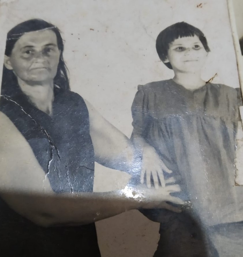 Sofia de Araújo ao lado da filha Rosa. Após a filha contrair sequelas de uma meningite na infância, a professora tornou-se símbolo na comunidade de luta de inclusão social às pessoas com deficiência, na década de 80. 