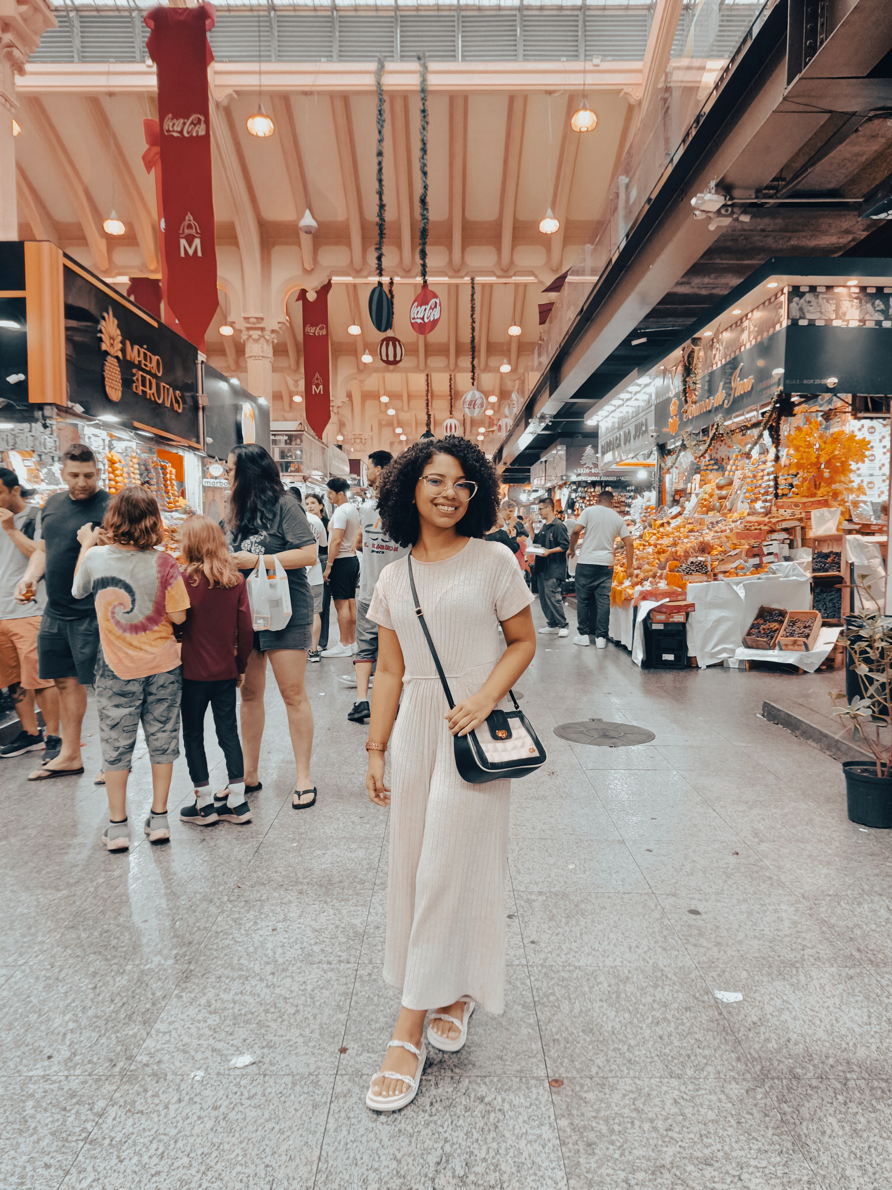 Eu fiquei muito assustada com esse mercado, nunca tinha visto tanta gente reunida em um lugar fechado, nunca! Mas em compensação, eu devo ter comido o melhor pastel da minha vida e também vale pontuar que foi a primeira vez que comi cereja de verdade 