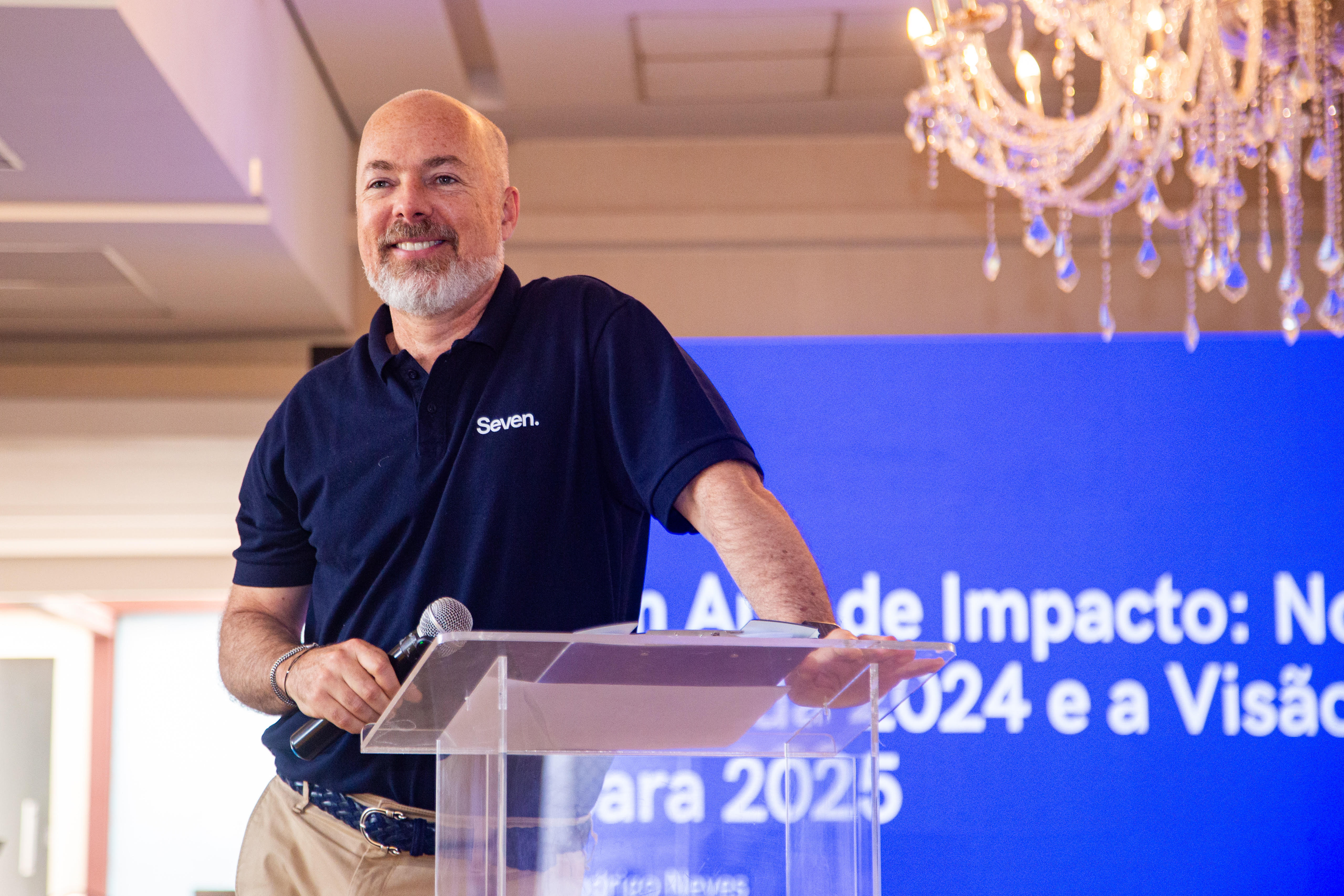 Registro do economista e empresário, fundador da holding Seven. 