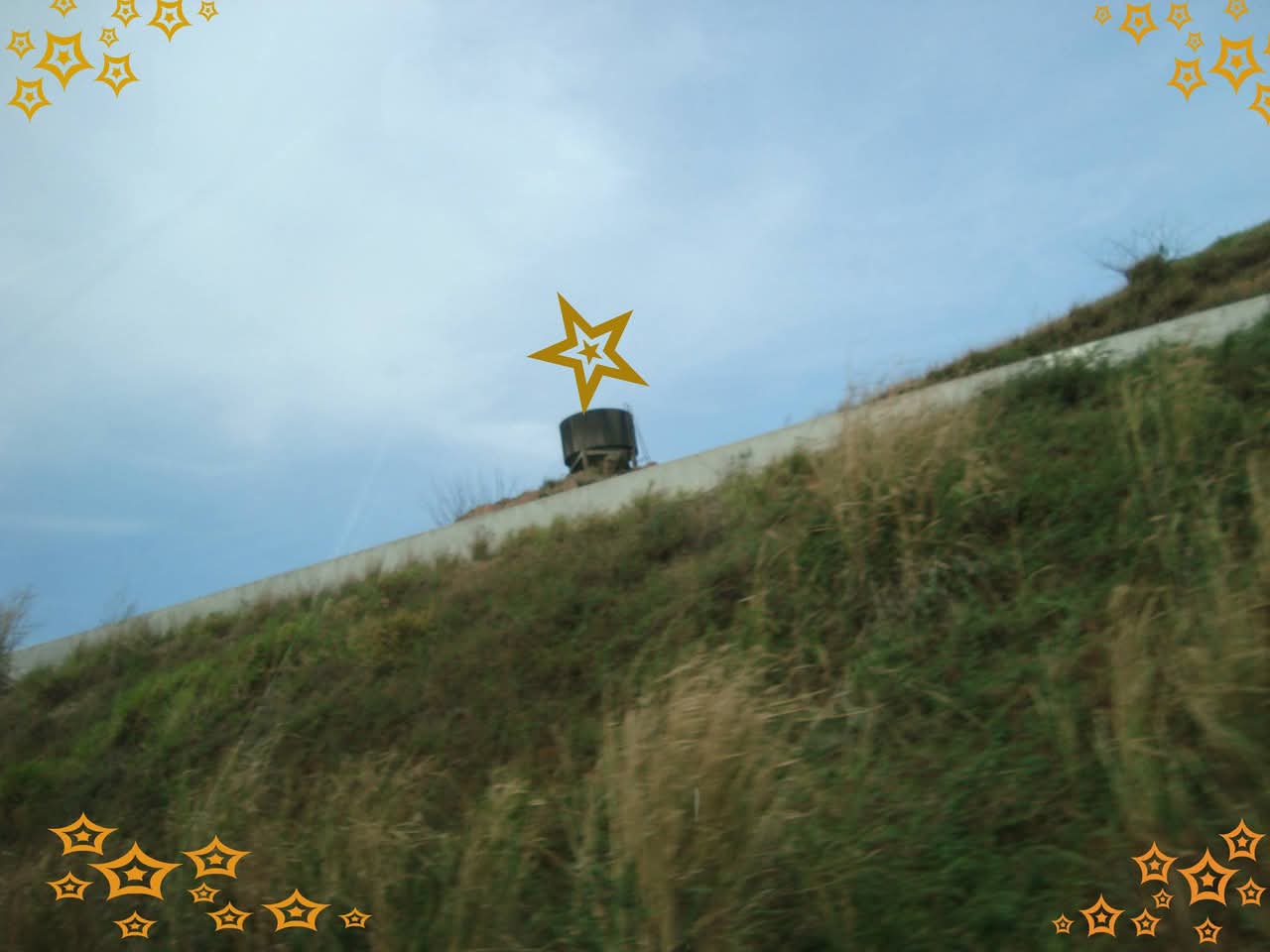 Estrela que anunciava  a chegada do   Natal .As crianças já  sabiam que quando  a estrela  aparecia erao  Natal que vinha chegando...