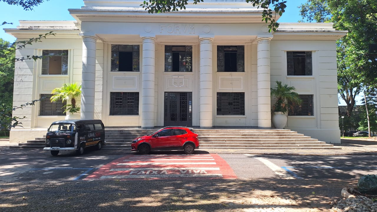 O carro vermelho está parado na frente do edifício juntamente com o veículo de Humanização da cidade representando um alerta pelo abandono do prédio há anos e que só tem servido a moradores de rua.