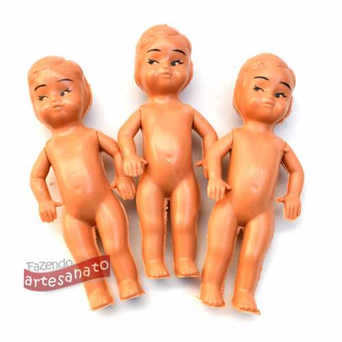 O boneco trucidado era muito parecido com esses .Só que era grande ,forte  e barrigudo .não era bonito. Mas eu,já o amava...eu era a madrinha .Porque  não deu ele pra mim ,afinal eu era a madrinha.