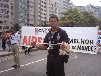 Cazu VIBE, Como de costume, usava o dia 1 de dezembro de cada anos, Dia mundial de luta contra a AIDS, para exigir do governo o direito a continuidade a vida, participando de atos para alertar a sociedade sobre os riscos da epidemia, informar sobre os meios de prevenção e denunciar o descaso do governo com as políticas públicas de AIDS.