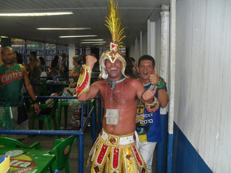 Além de lutar pela vida, contra a AIDS e o desmonte do Programa de AIDS do Brasil, sempre fui apaixonado pela alegria do Carnaval carioca, sempre desfilava nas escolas de Samba onde o Carnavalesco Paulo Barros, era o responsável. Neste caso  da foto, o ano era de 2010, unidos da Tijuca, Enrredo 