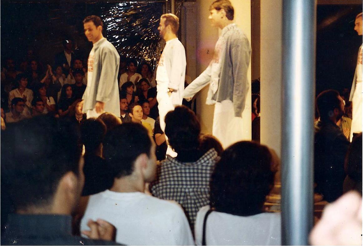 Em 1994 quando o coquetel para AIDS, ainda não estava sendo distribuido pelo SUS, participei da 2° Semana de Desfile do Barra Shoppings,, organizada pelo Estilista, Luiz de Freitas.
Fui uma das pessoas soropositivas que desfilaram no evento histórico 