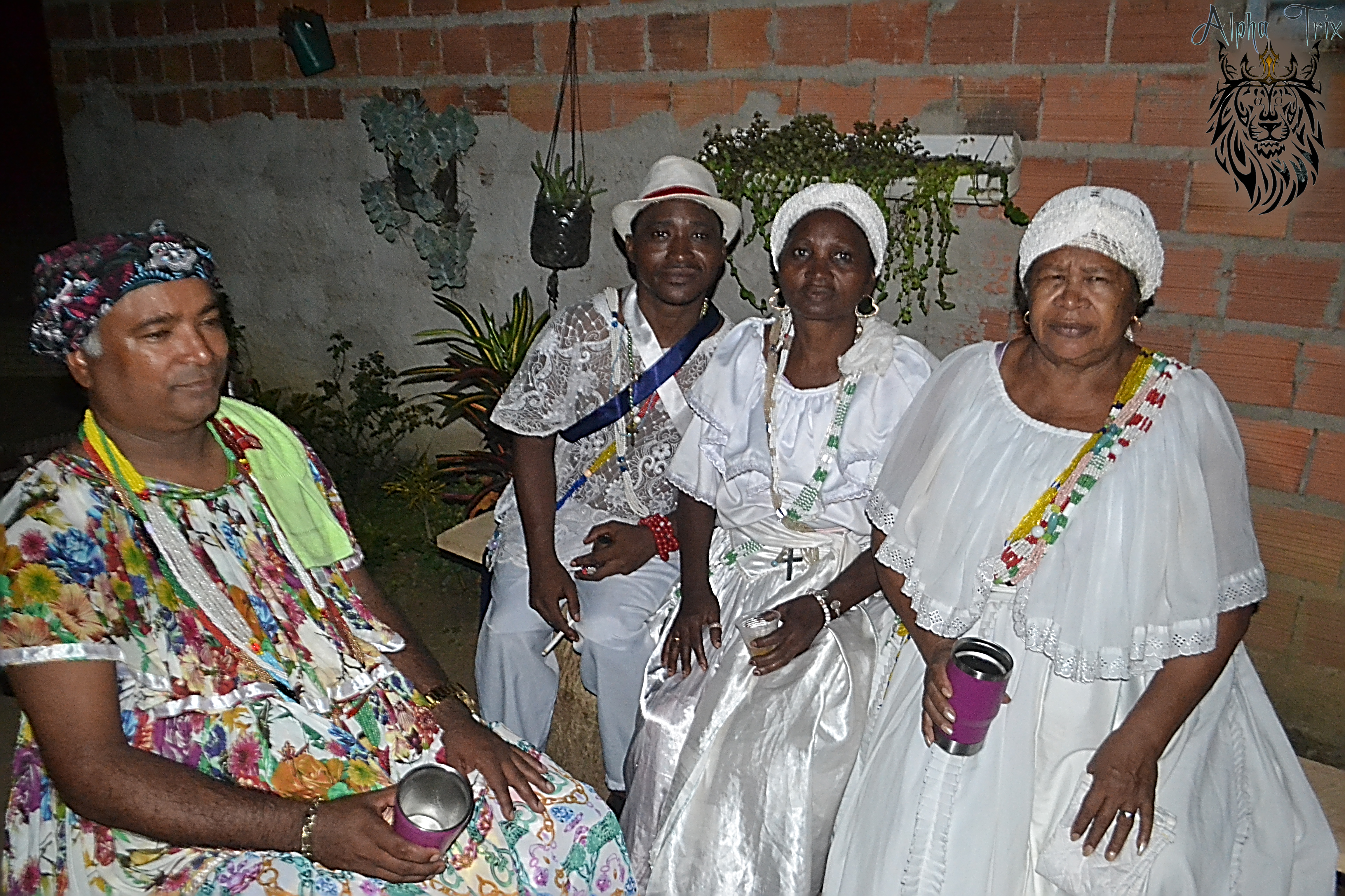 Nesta imagem temos alguns representantes dos manifestos culturais da tradição de matriz africana onde neste momento estão devidamente incorporados pelos espíritos que os representam nestes manifestos religiosos.
