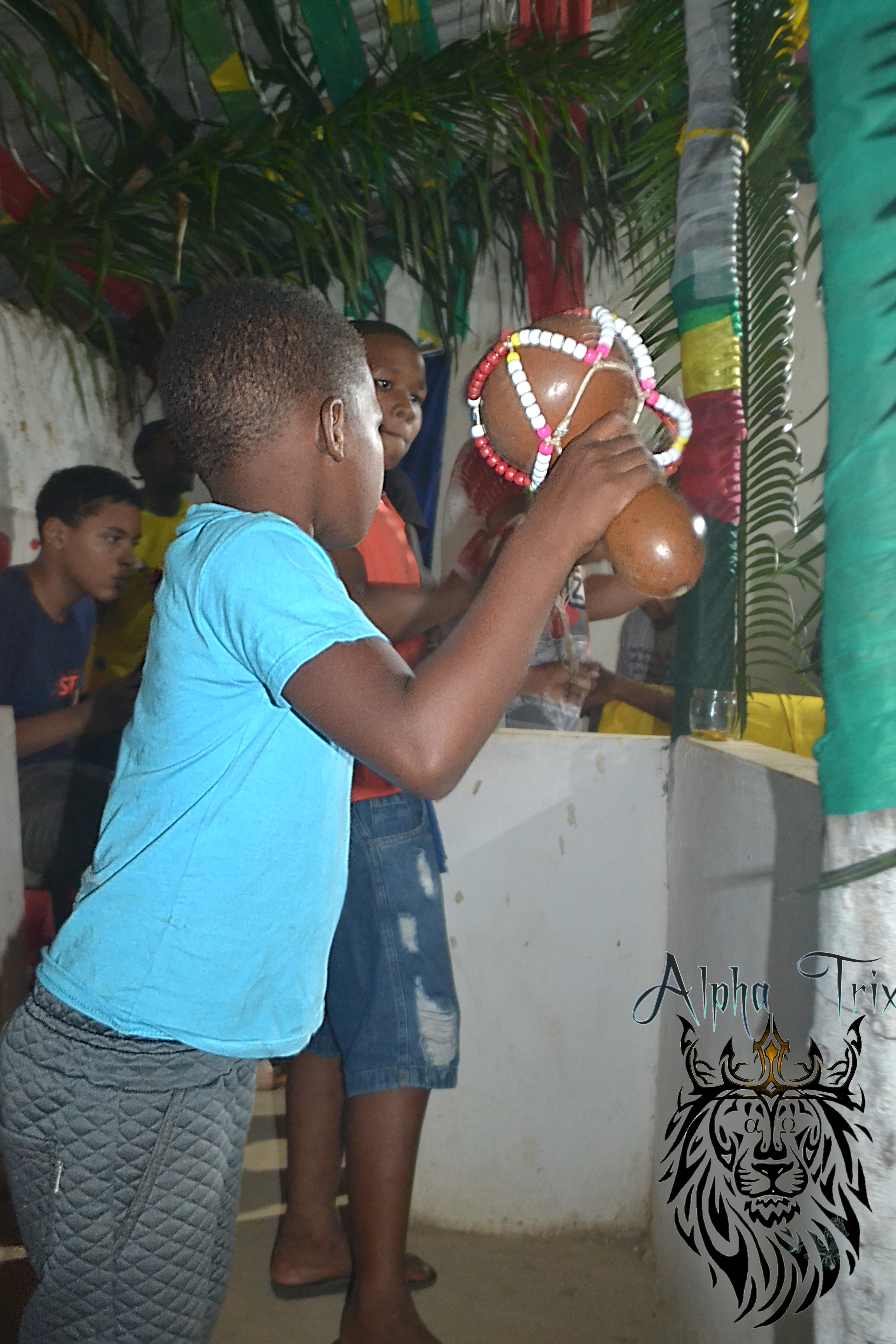 Fotografia do momento do manifesto onde mostra a presença ativa de crianças nos manifestos culturais desta tradição religiosa da matriz africana.