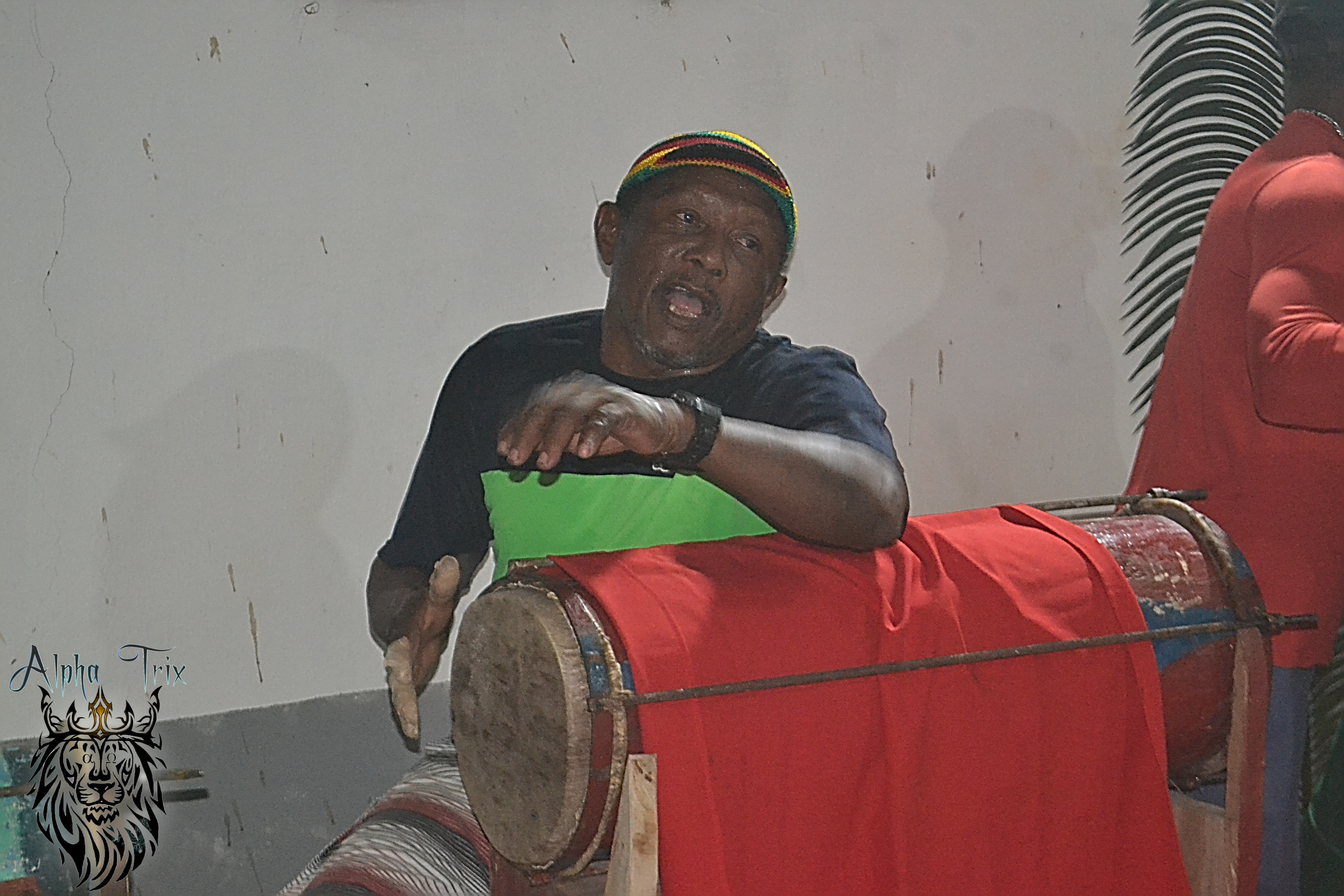 Fotografia do momento em que um dos batazeiros está tocando tambor e cantando uma das cantorias tradicionais do manifesto religioso.