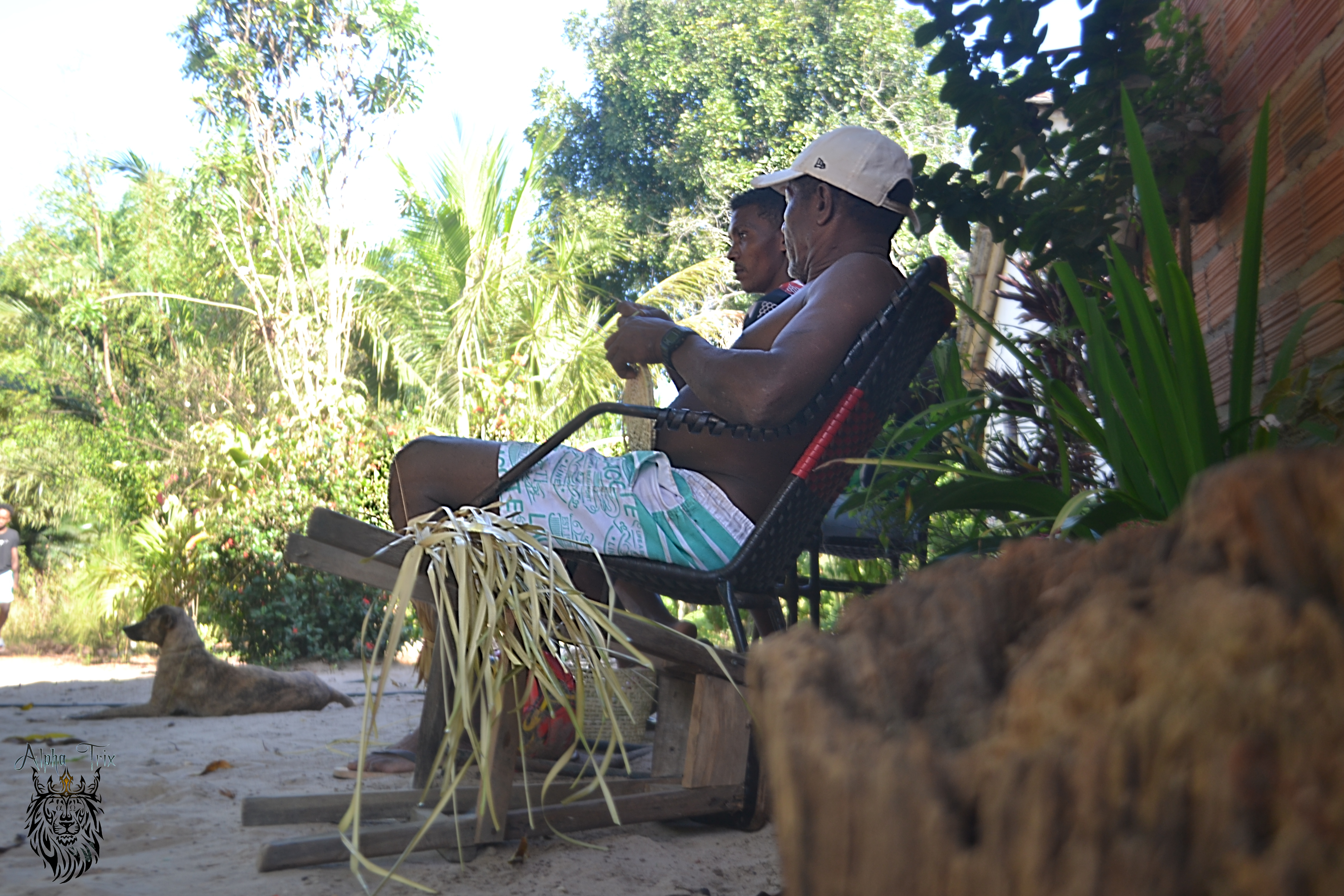 Nesta fotografia temos um dos representantes da comunidade executando trabalhos manuais de artesanato para angariar recursos para manter manifestos e festejos tradicionais da matriz africana.