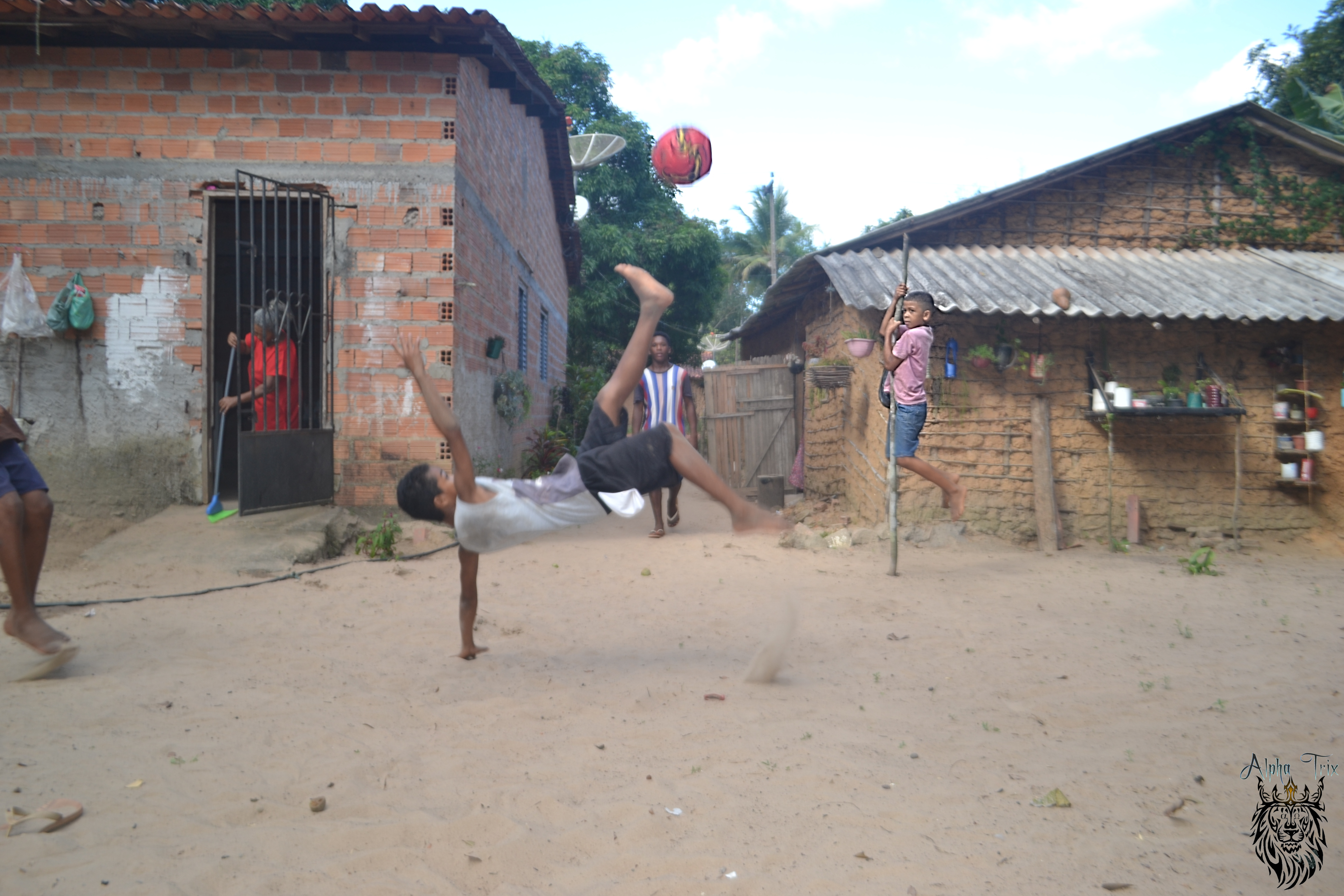 Fotografia de momento de descontração das crianças na comunidade em momento antecessor ao festejo tradicional da cultura de matriz africana.
