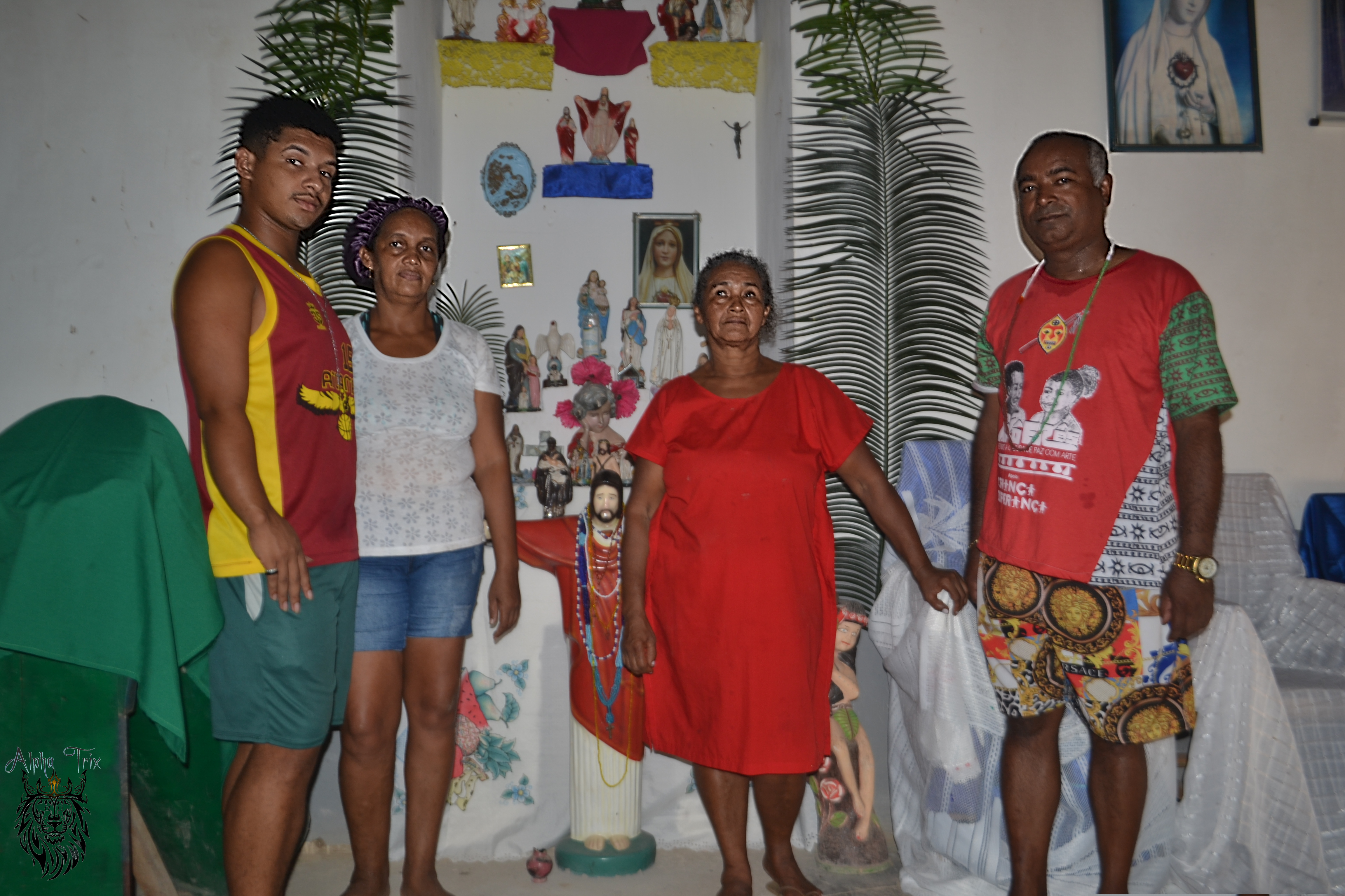 Fotografia da família responsável do espaço da comunidade Quilombola de matriz africana.