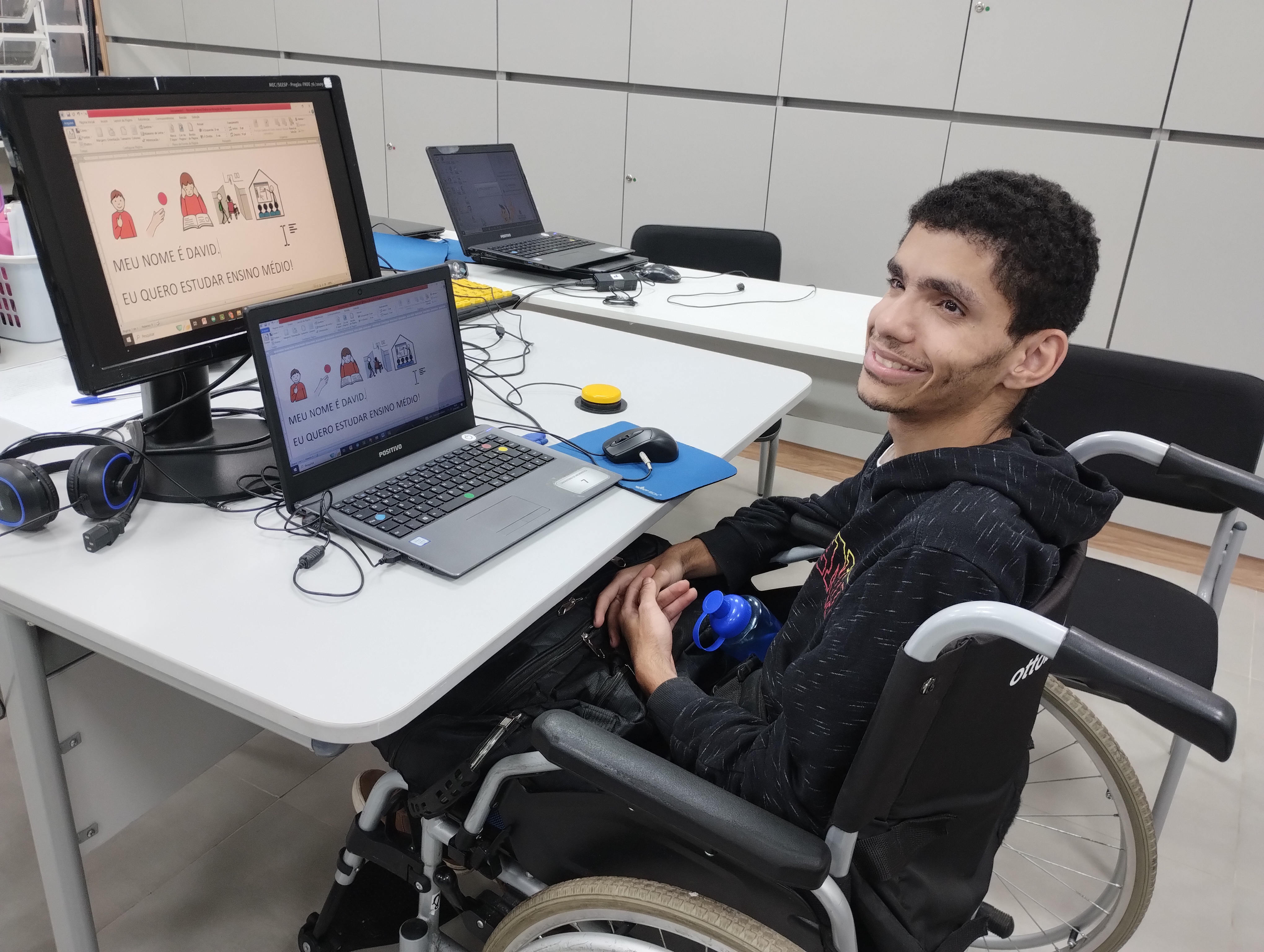 A biografia do David foi escrita com pictogramas, pictogramas são símbolos gráficos simples e facilmente reconhecíveis que representam objetos, ações, conceitos ou ideias. São usados para facilitar a comunicação de pessoas que têm dificuldade em expressar-se através da fala ou de outras formas convencionais. 