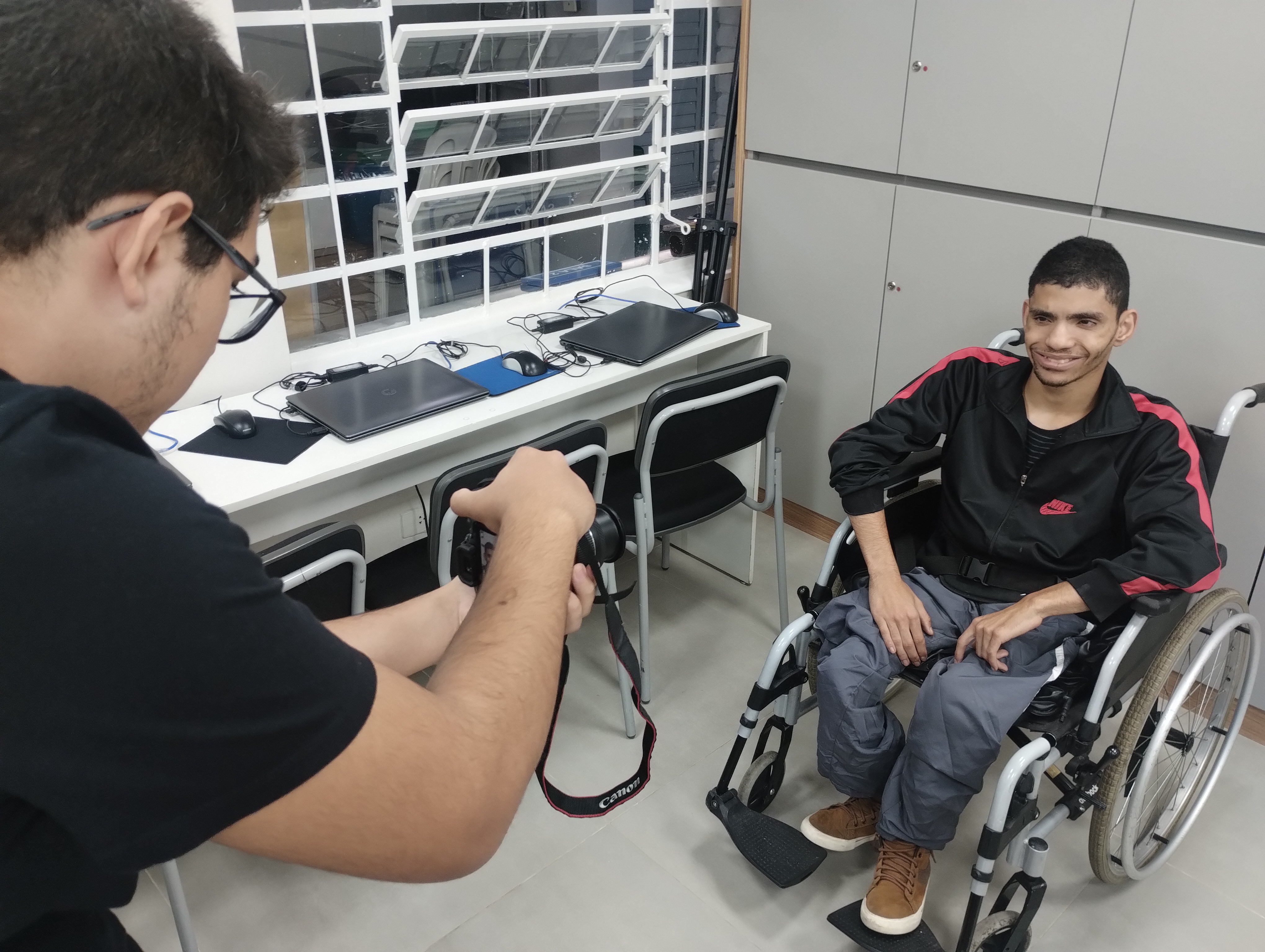 Estudante Júlio César 4B durante oficina de fotografia registrou o retrato do estudante David 2A na aula de informática e o retrato foi usado para o perfil do estudante no Museu da Pessoa para sua biografia.
