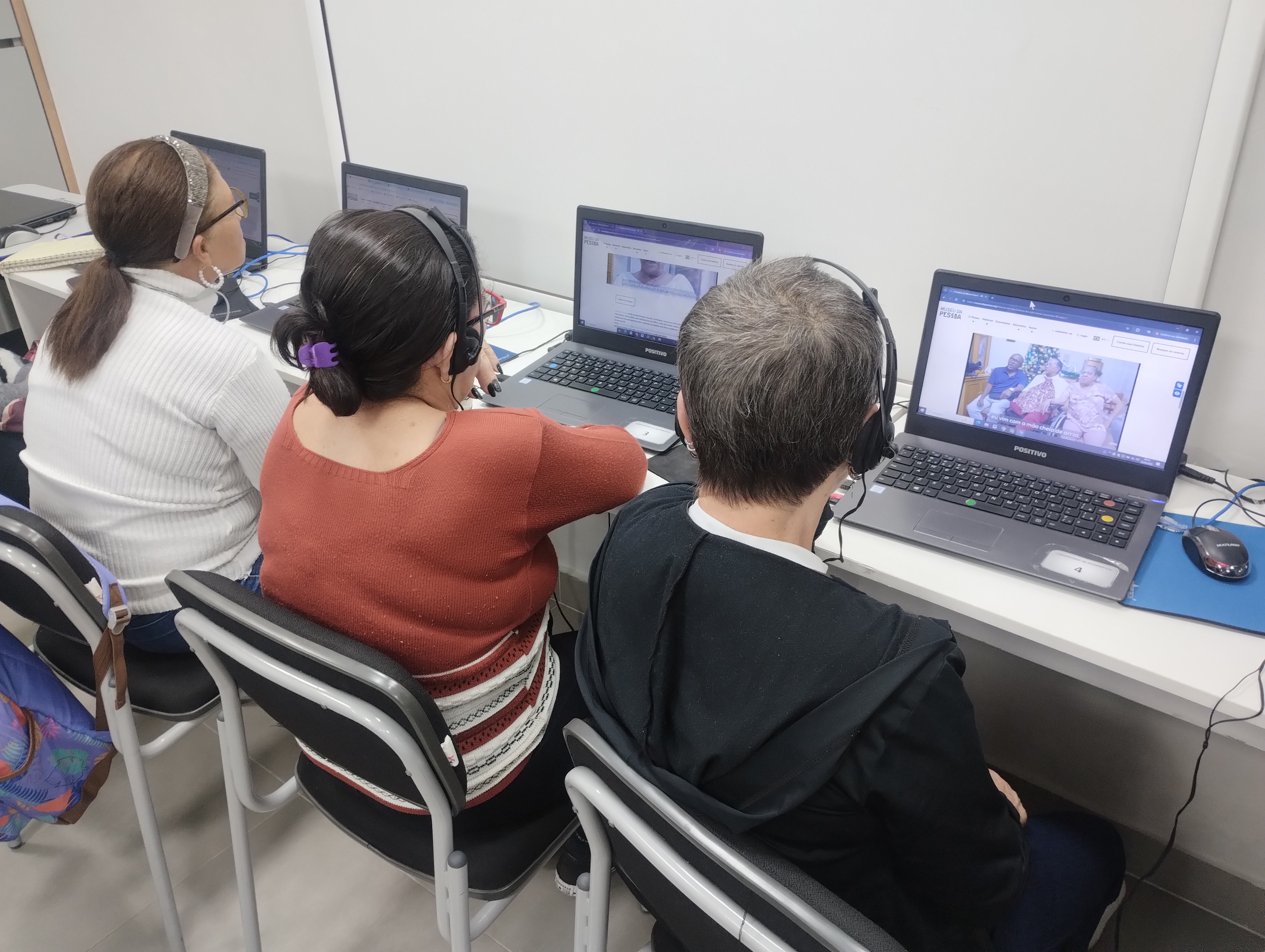 A turma 2A na aula de informática navegou pelo Museu da Pessoa, escolheu histórias e pessoas para conhecer.