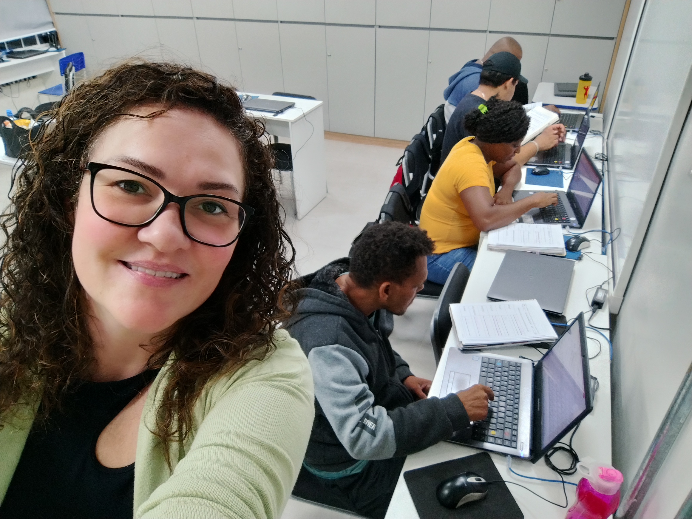 A turma 1A na aula de informática navegou no site do Museu da Pessoa para conhecer histórias e se inspirarem para gravarem seus vídeos de apresentação.