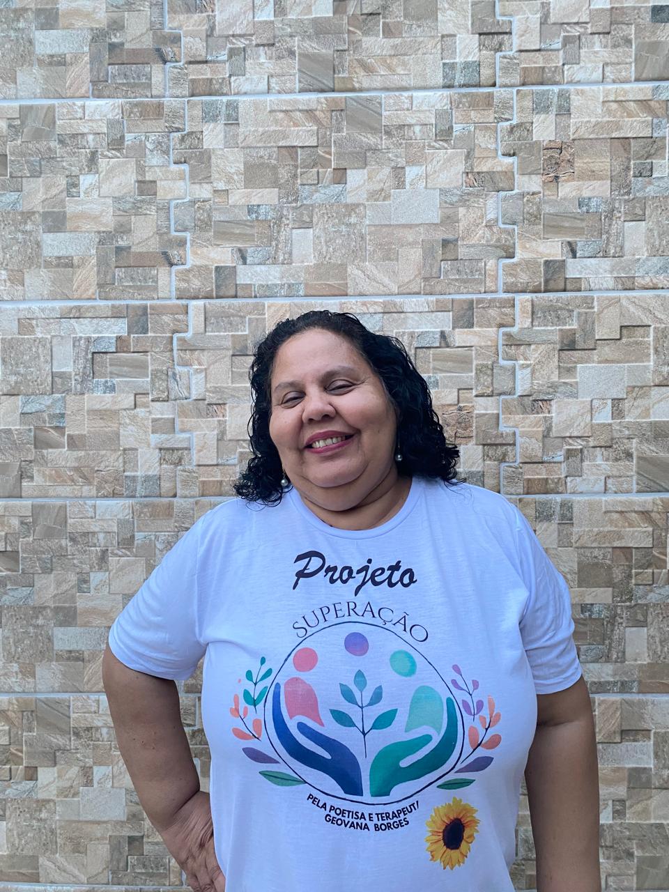 Tirei essa foto no quintal de casa, em momento bem descontraído, tirei para guardar de recordação por estar vestida na camiseta do meu projeto.





