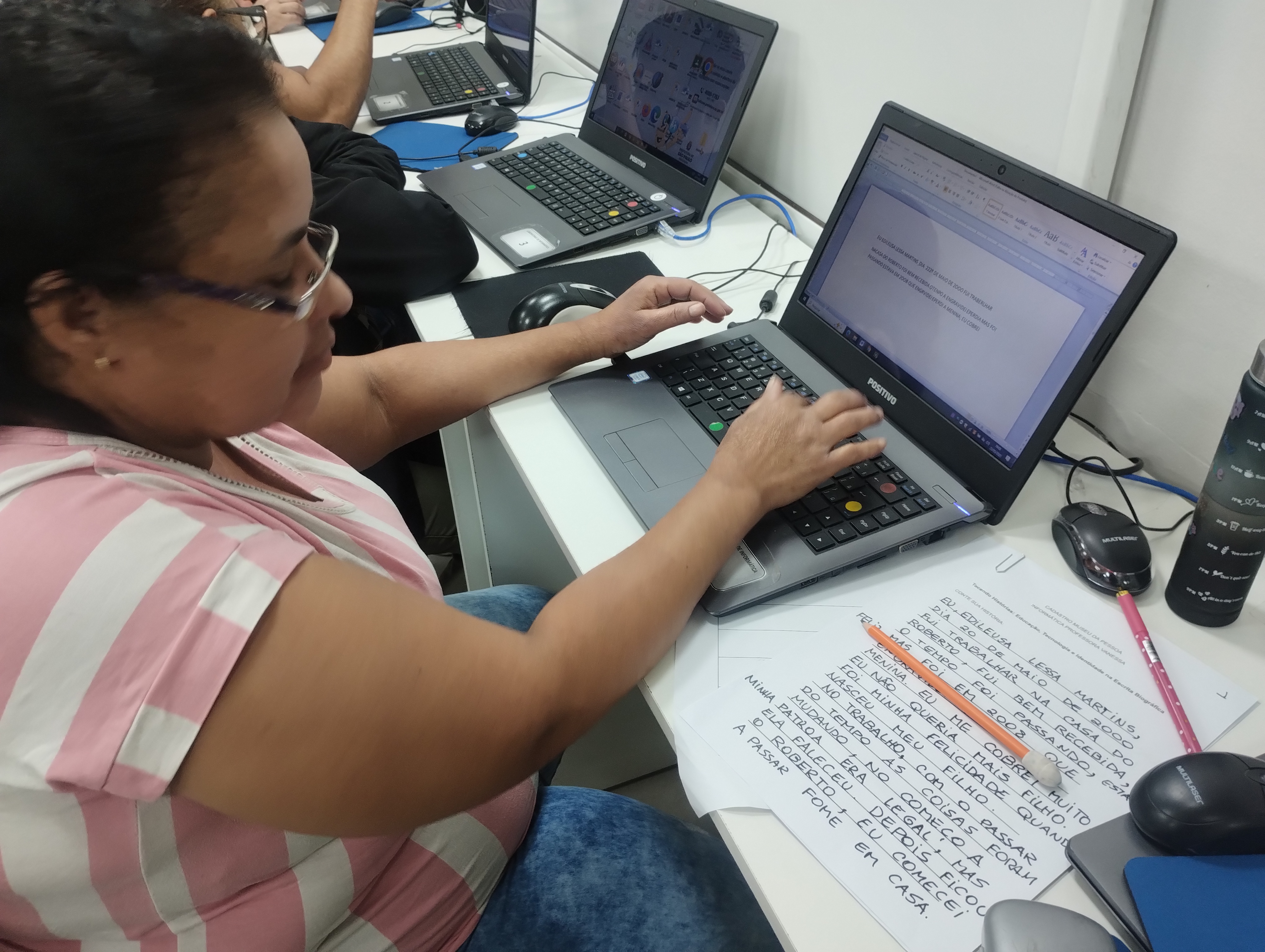 Estudante digitando sua biografia.