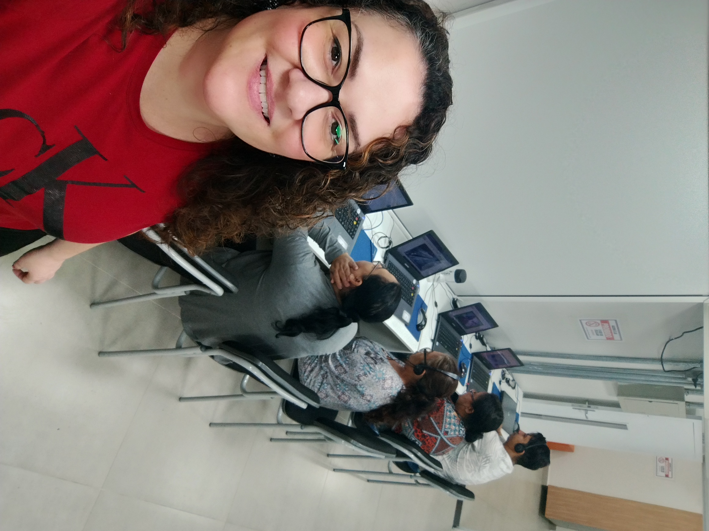 Edileusa Lessa em aula de informática com Módulo 2 C e Professora Vanessa Nunes