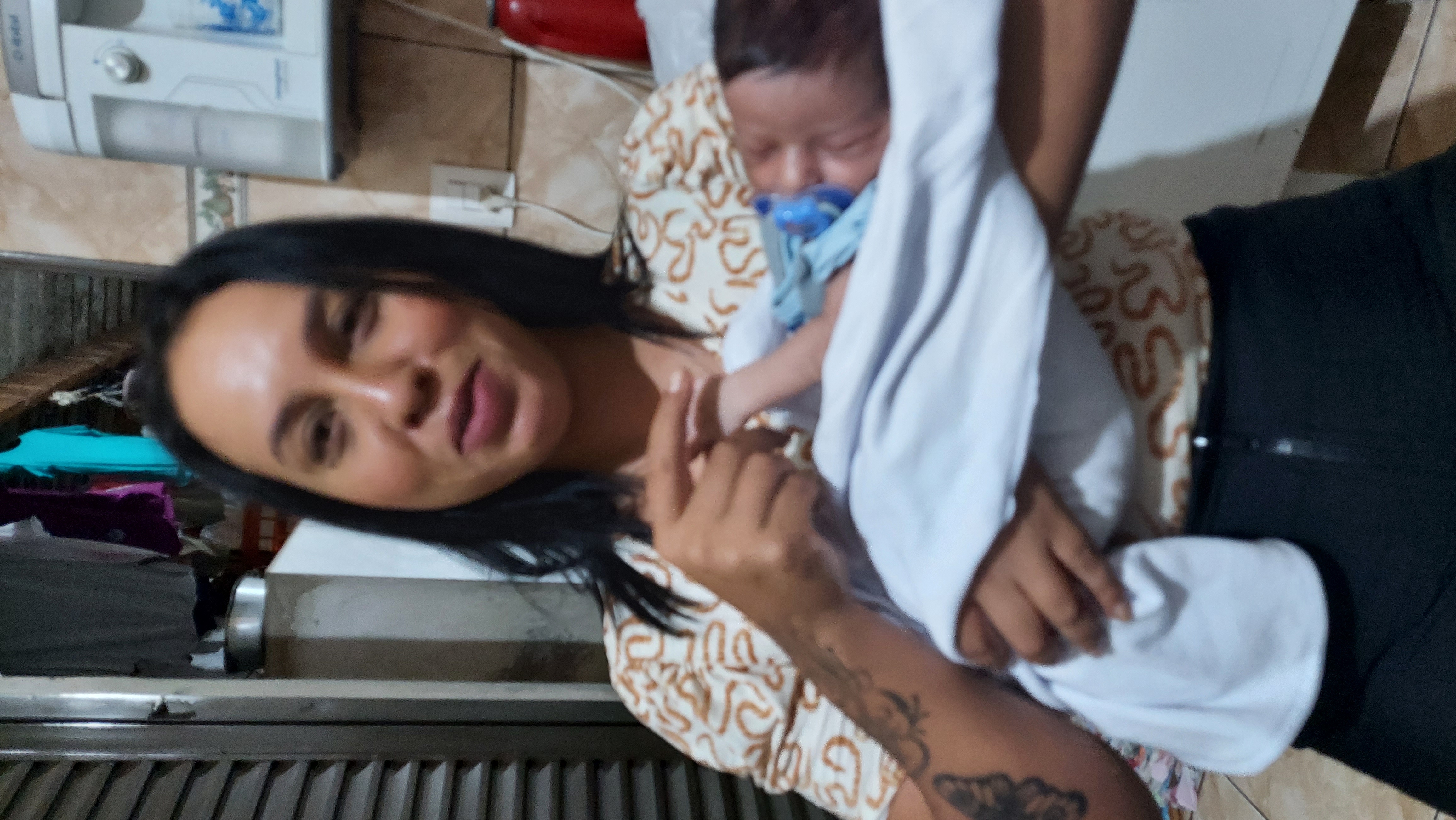 minha tia com eu no colo