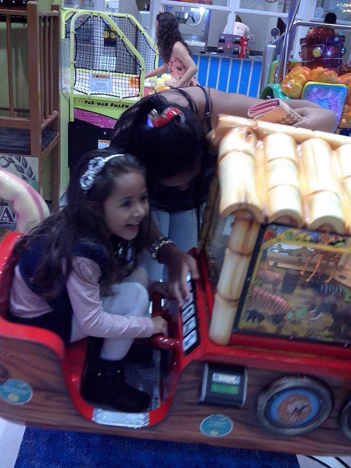 Fui visitar minha tia que mora em Goiânia e fomos passear no Shopping.