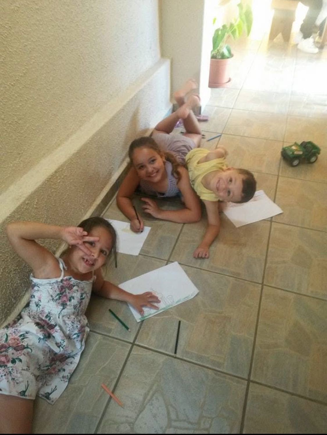 eu, minha irma e meu primo na casa da minha tia