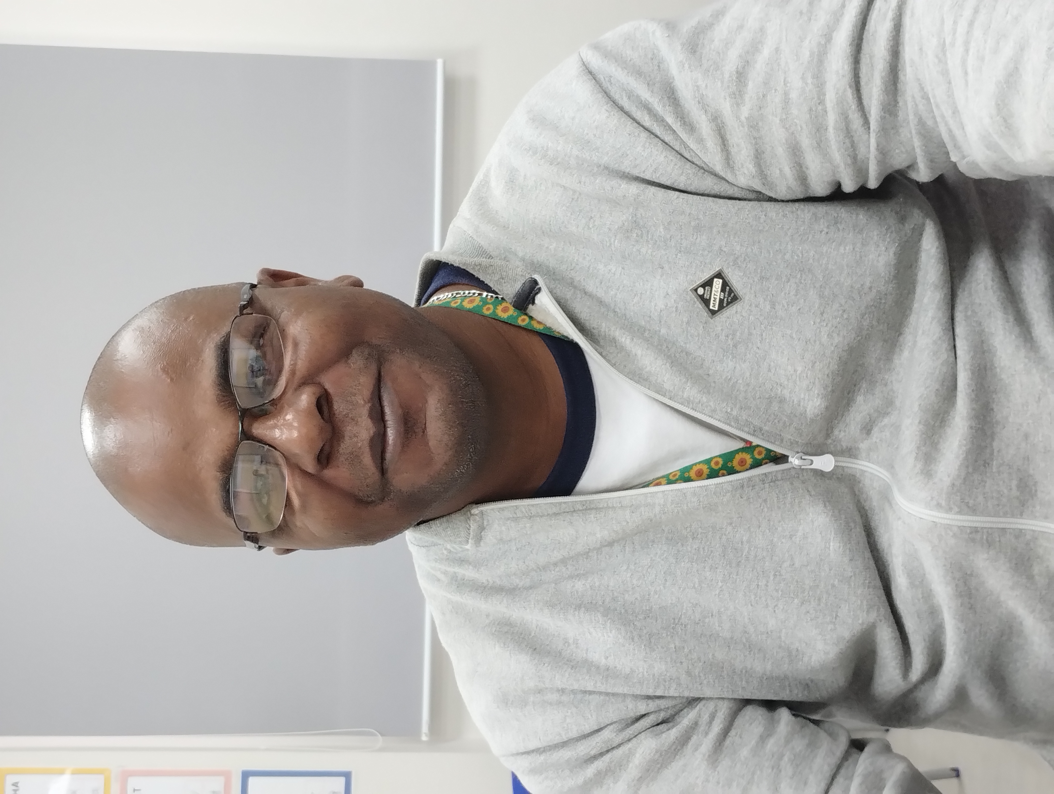 FLÁVIO GENEROSO POSANDO PARA RETRATO FOTOGRÁFICO - PROJETO Tecendo Histórias: Educação, Tecnologia e Identidade na Escrita Biográfica na EJA.