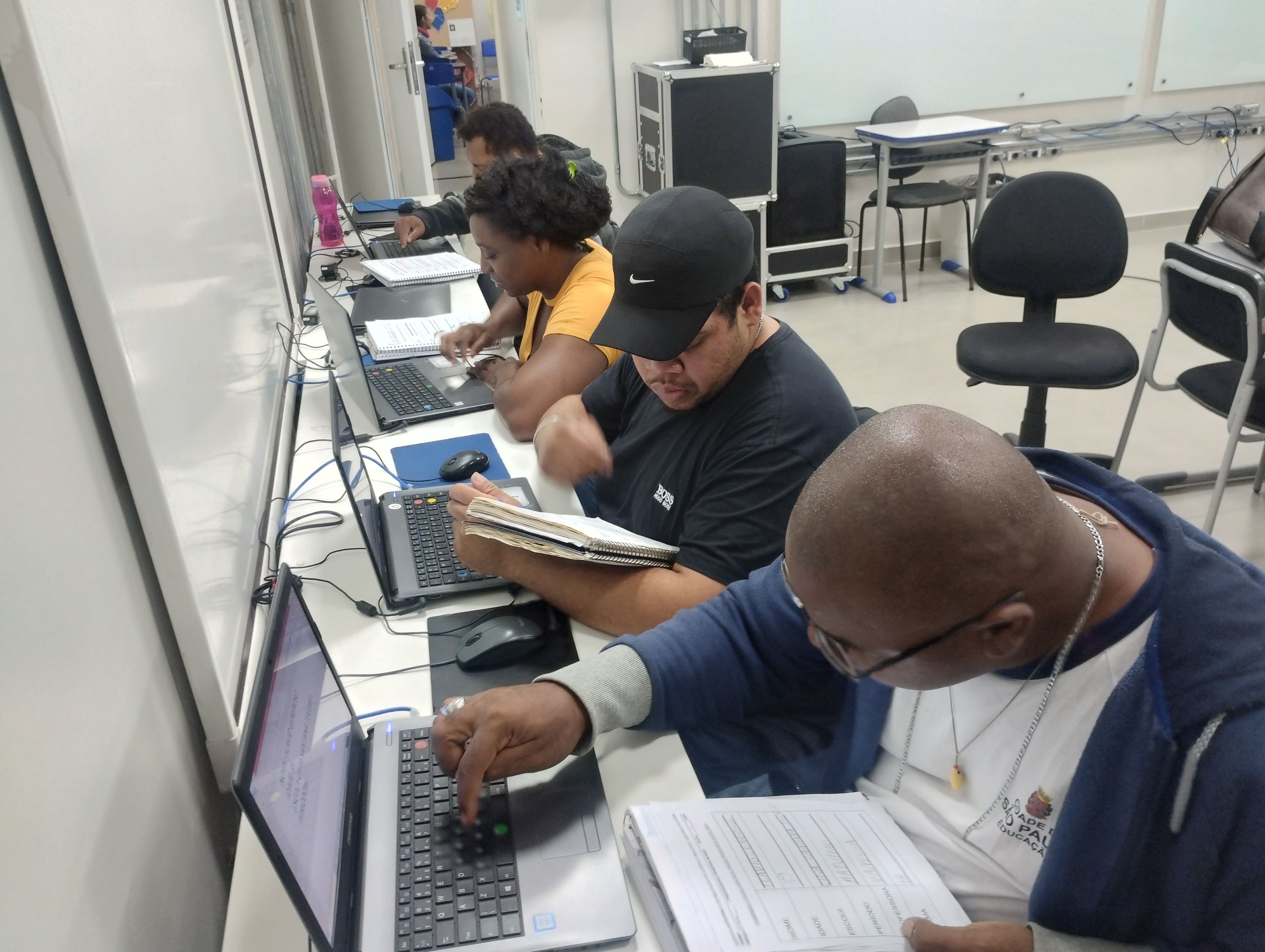 FLÁVIO E A TURMA 1A EM AULA DE INFORMÁTICA