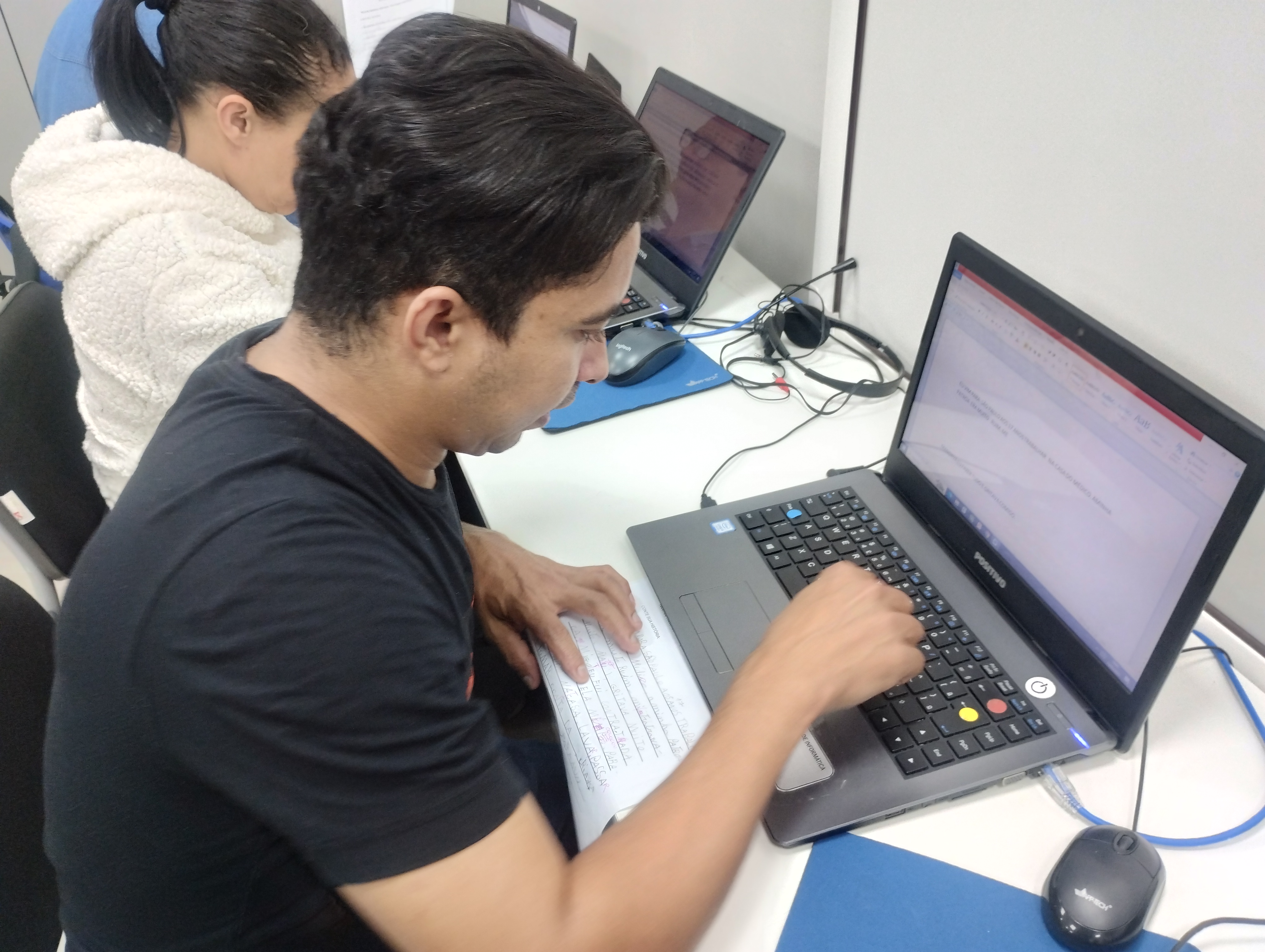 UM DOS DESAFIOS NA AULA DE INFORMÁTICA É SABER AS FUNÇÕES DAS TECLAS, USAMOS LEGENDA DE CORES PARA AJUDAR A IDENTIFICAR:  DETETE, ENTER E BARRA DE ESPAÇO.
