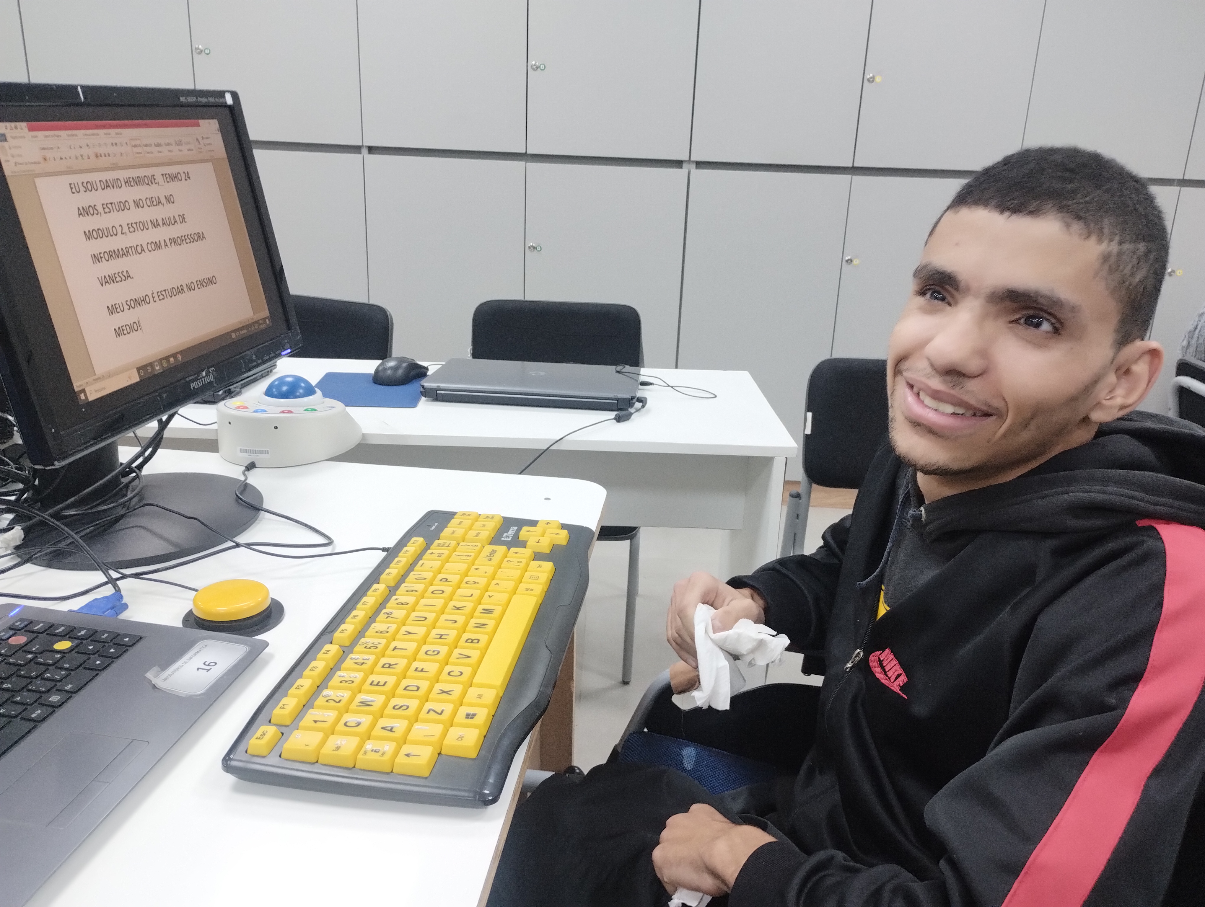 DAVID DIGITANDO O TEXTO EM WORD