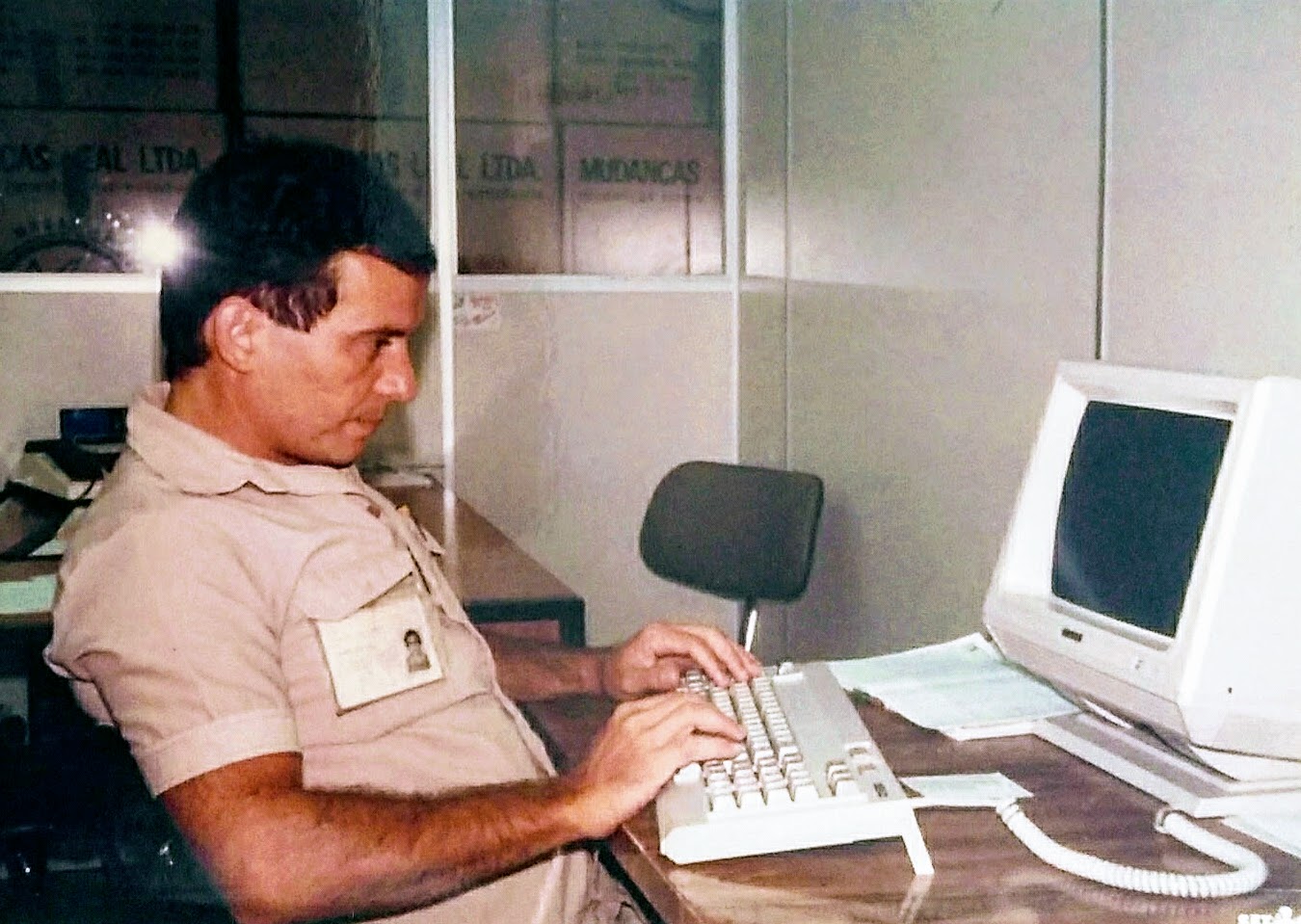 Eu, na minha sala, trabalhando em um terminal IBM.