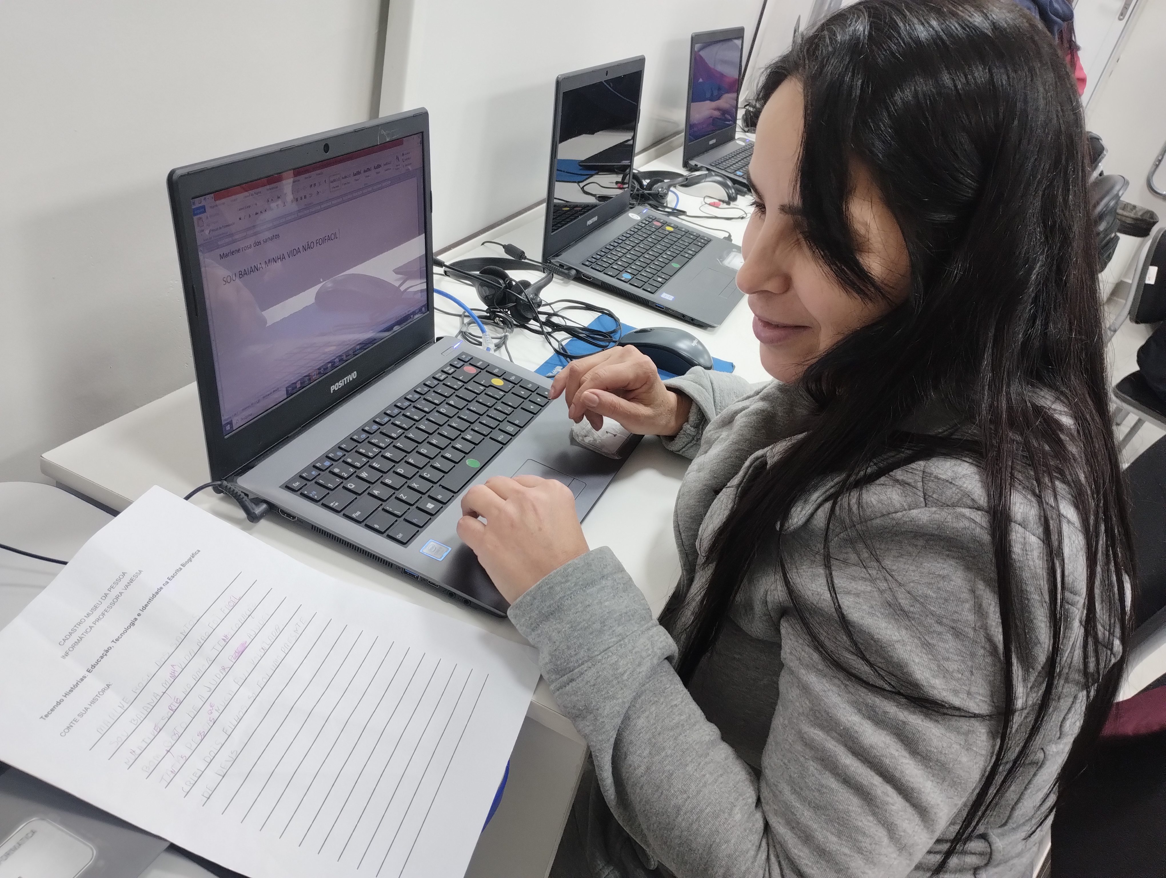 MARLENE DIGITANDO SUA BIOGRAFIA DURANTE AULA DE INFORMÁTICA COM REGÊNCIA DA PROFESSORA VANESSA.