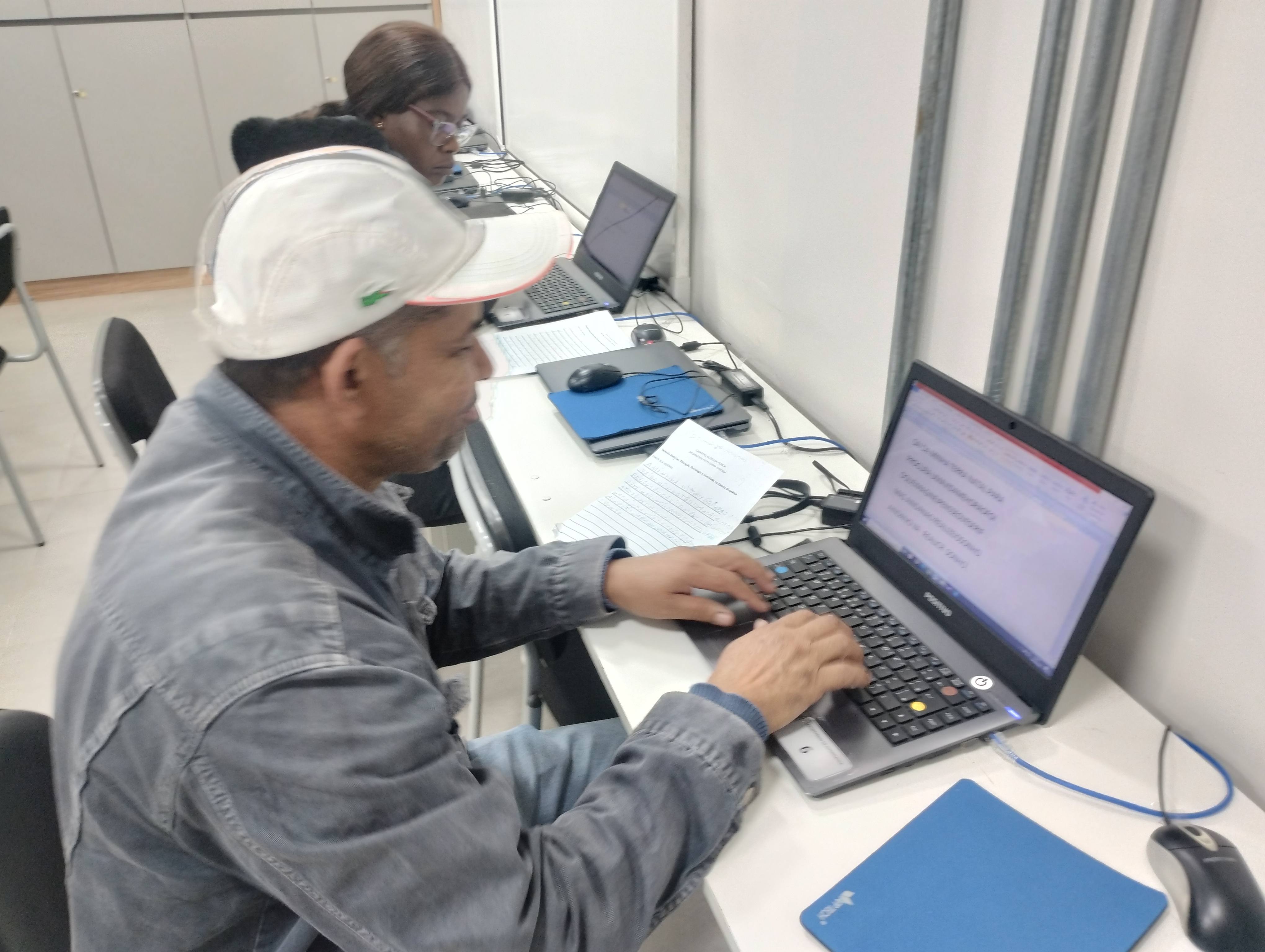 ESTUDANTE DIGITANDO SUA BIOGRAFIA.